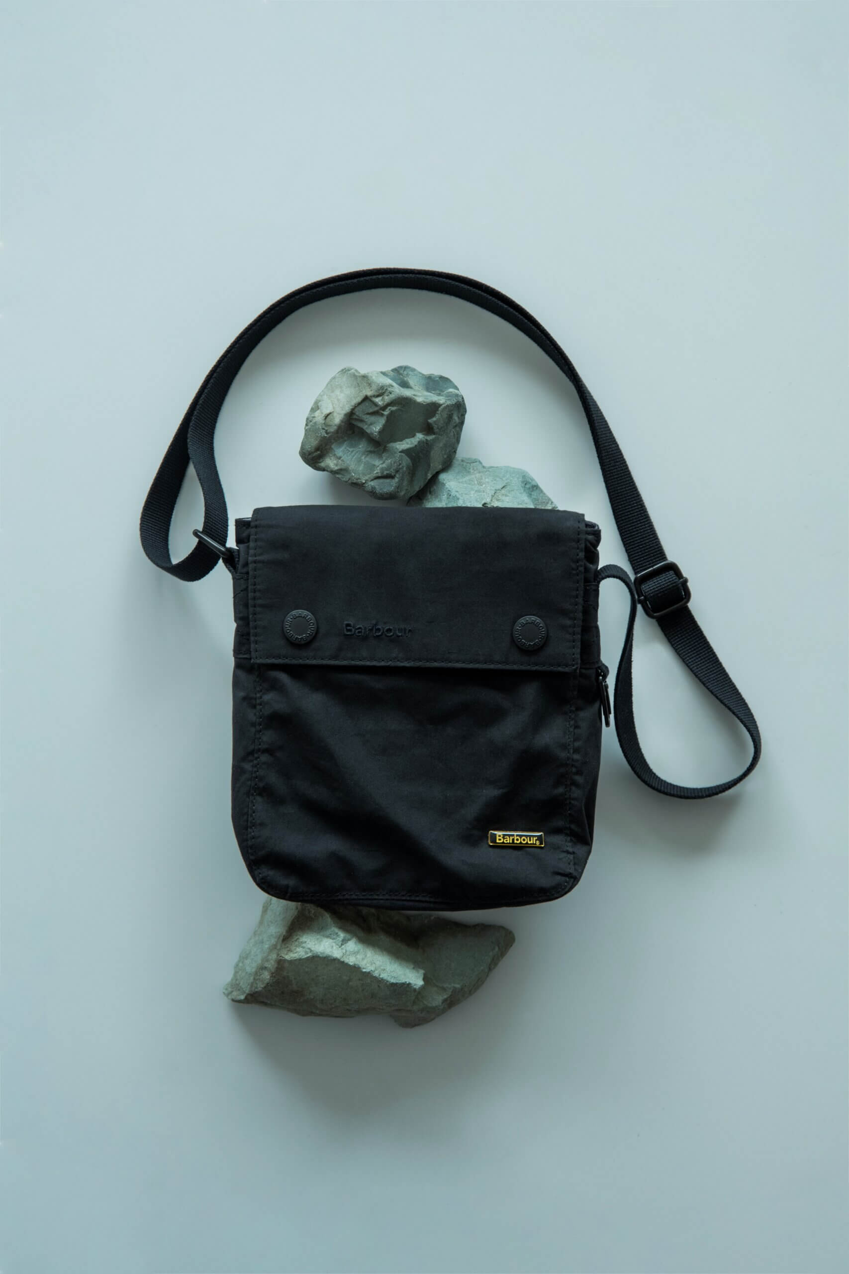 ベースモデルはTRANSPORT CROSSBODY BAG