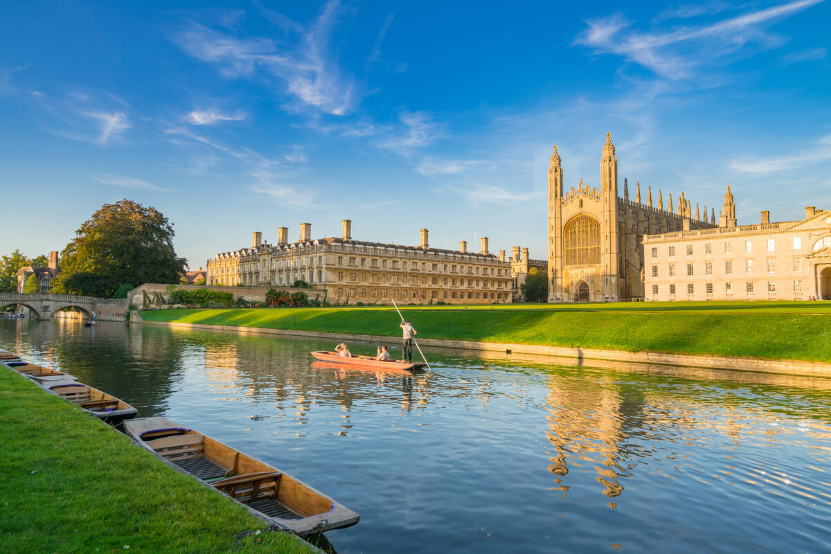 ©Shutterstock/Pajor Pawel/Canal & River Trust　ケンブリッジ大学キングス・カレッジとキングス・カレッジ礼拝堂を望むリバー・カムでパンティングを楽しむ人々