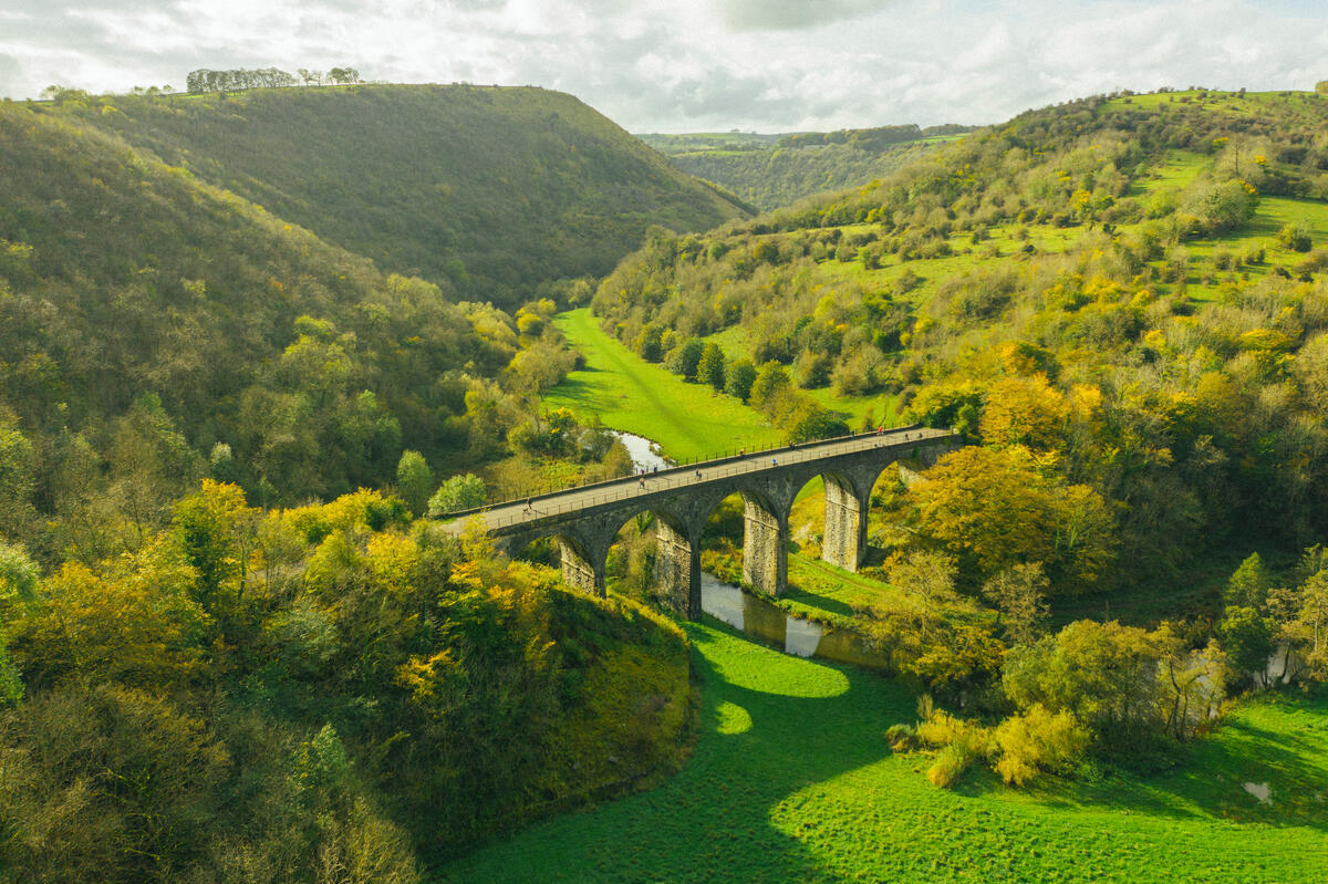 ©VisitBritain/Jon Attenborough ピーク・ディストリクト国立公園（ダービーシャー）のモンサル・ヘッドから望むモンサル高架橋