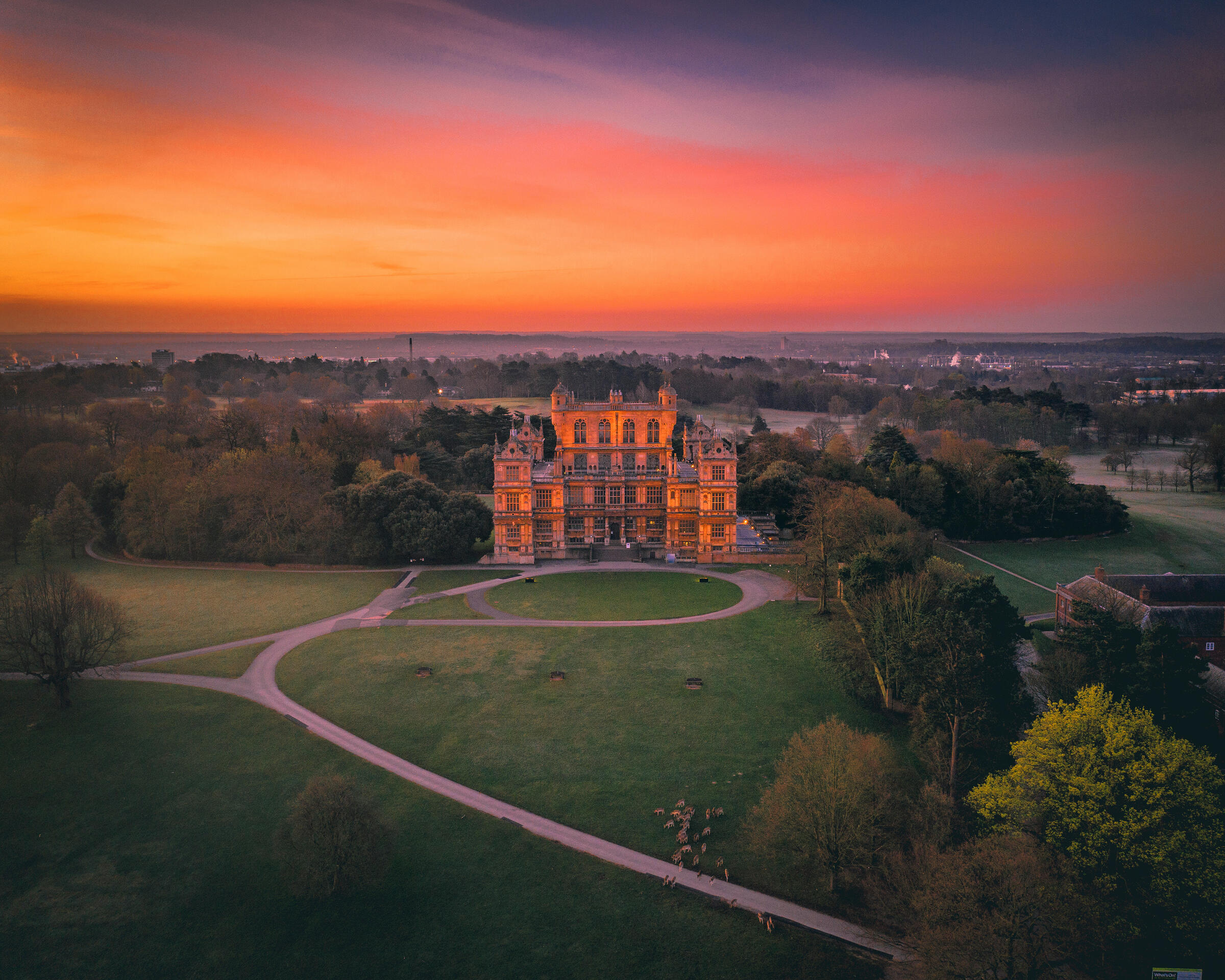©Visit Nottinghamshire　ノッティンガムのウォラトン・ホールと庭園