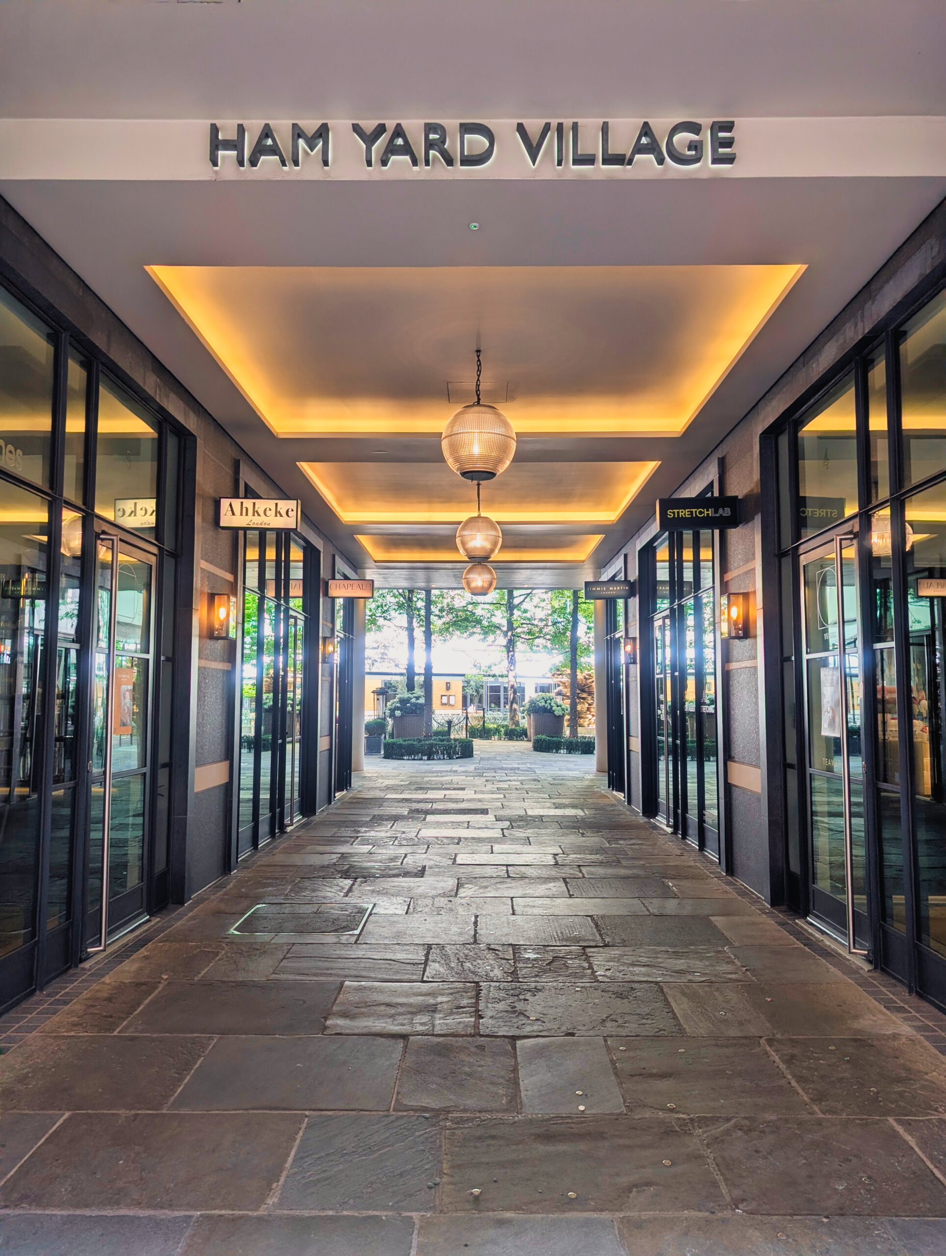 Ham Yard Villageへと続く石畳の通路