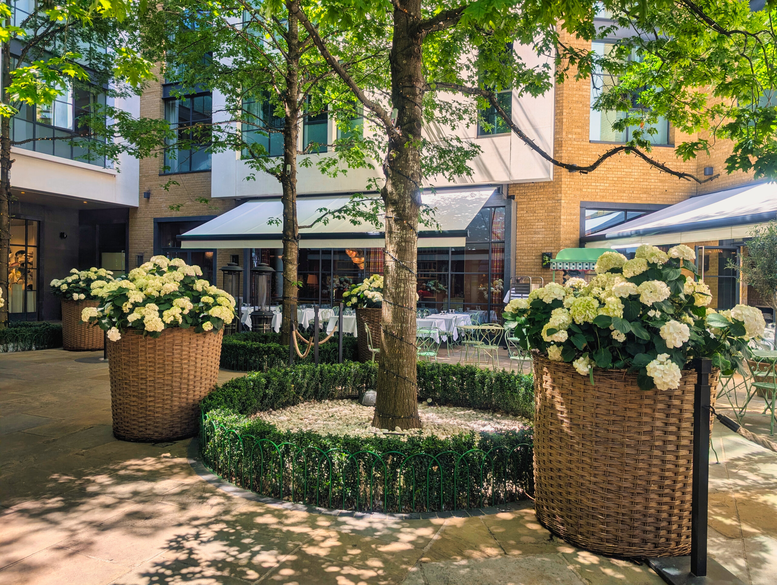 植栽と屋外席に囲まれたHam Yard Villageの中庭