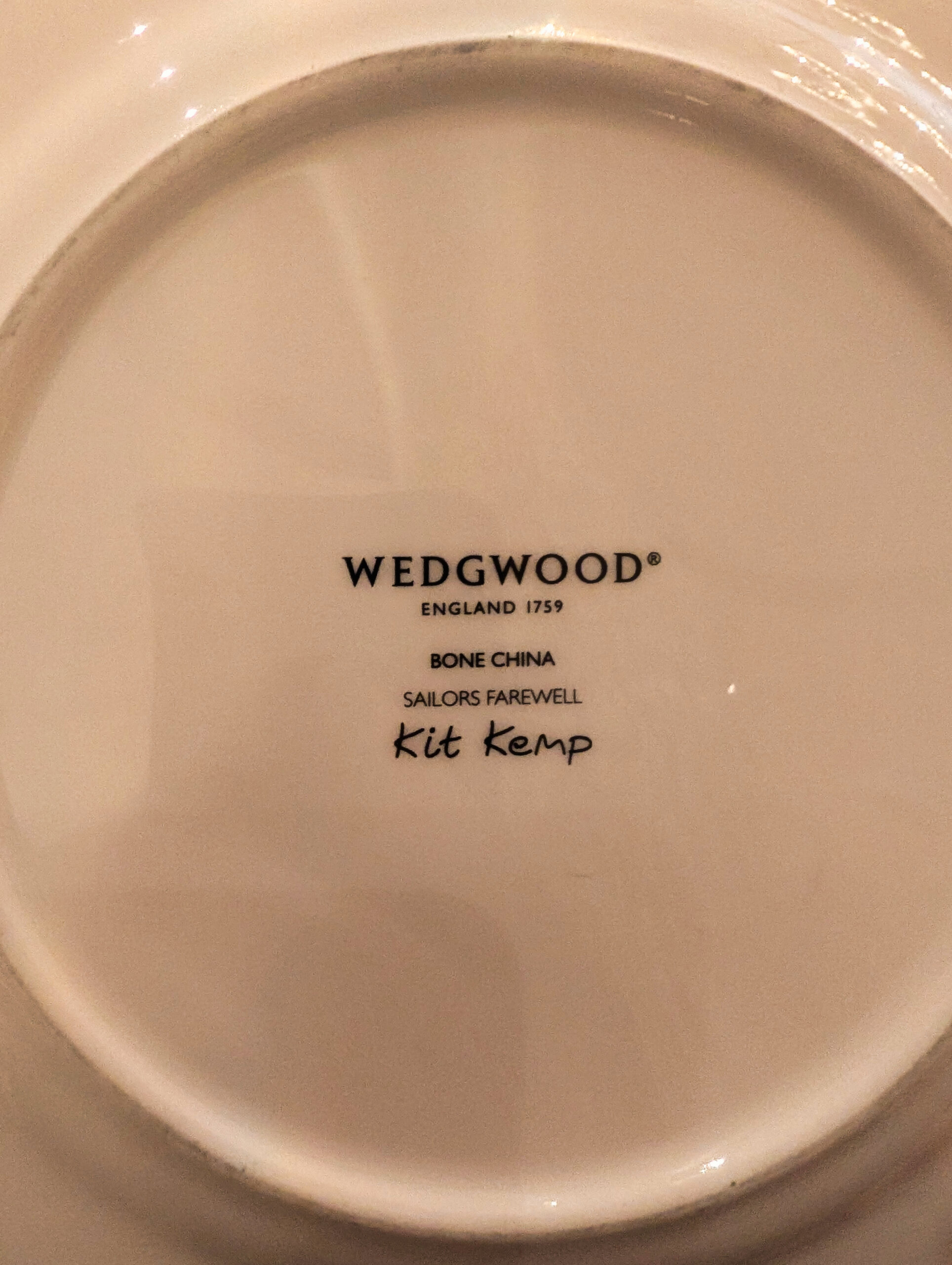 WedgwoodとKit Kempの表記がある朝食用食器の裏面