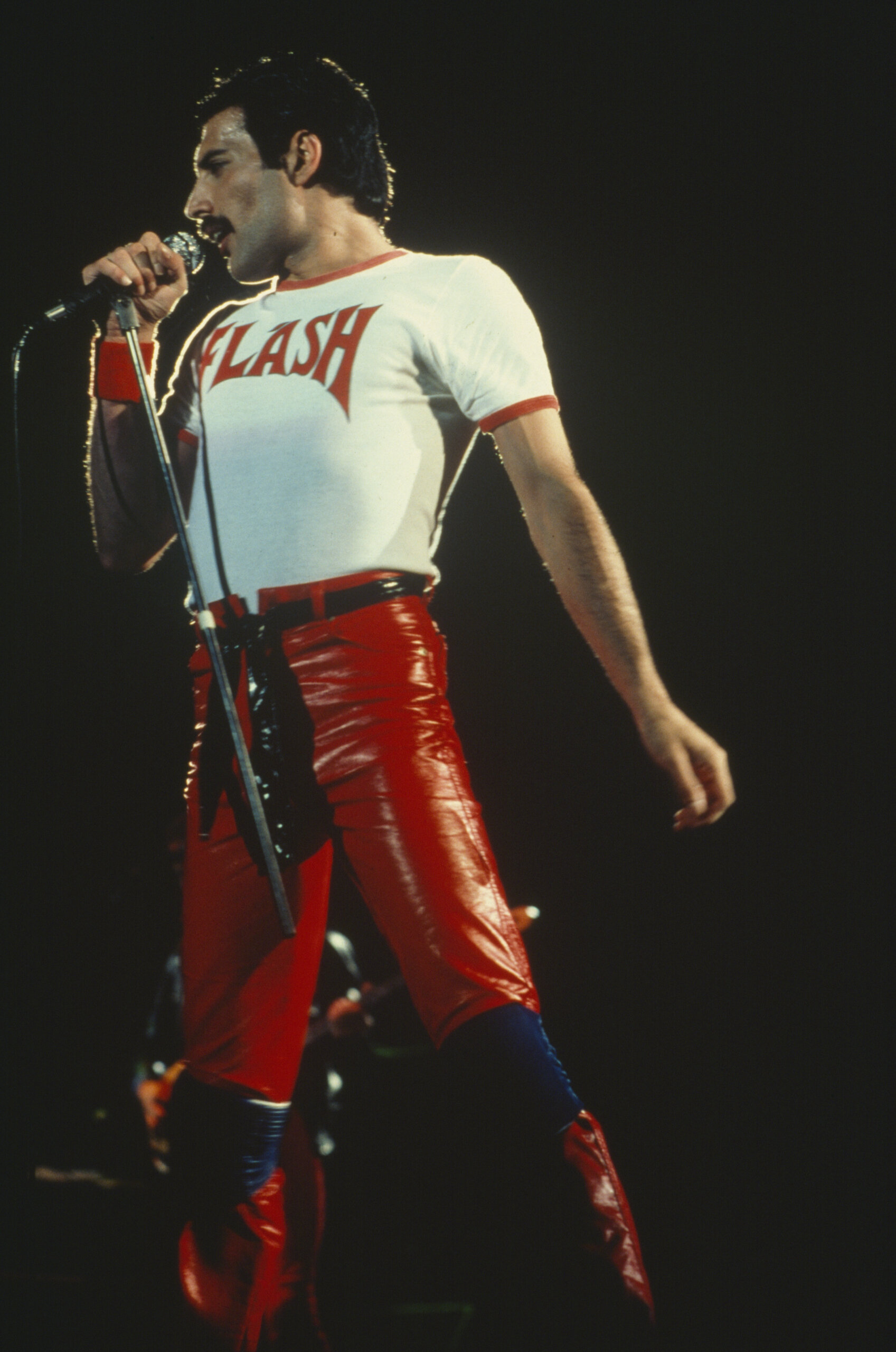 1980年にアメリカのサンディエゴでフラッシュTシャツを着て歌うフレディ・マーキュリー