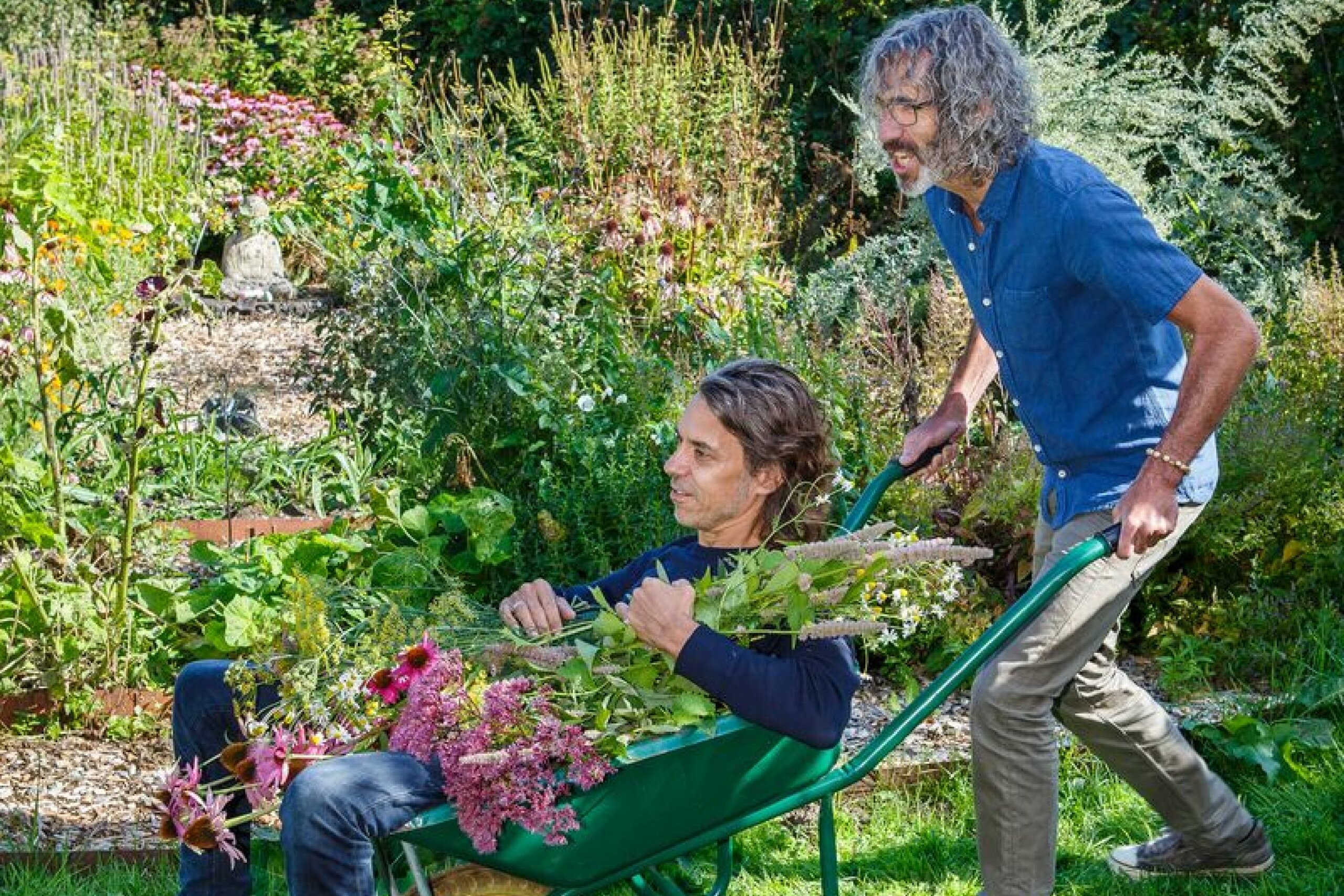 ハーブガーデンで植物を手にするパッカの創業者たち
