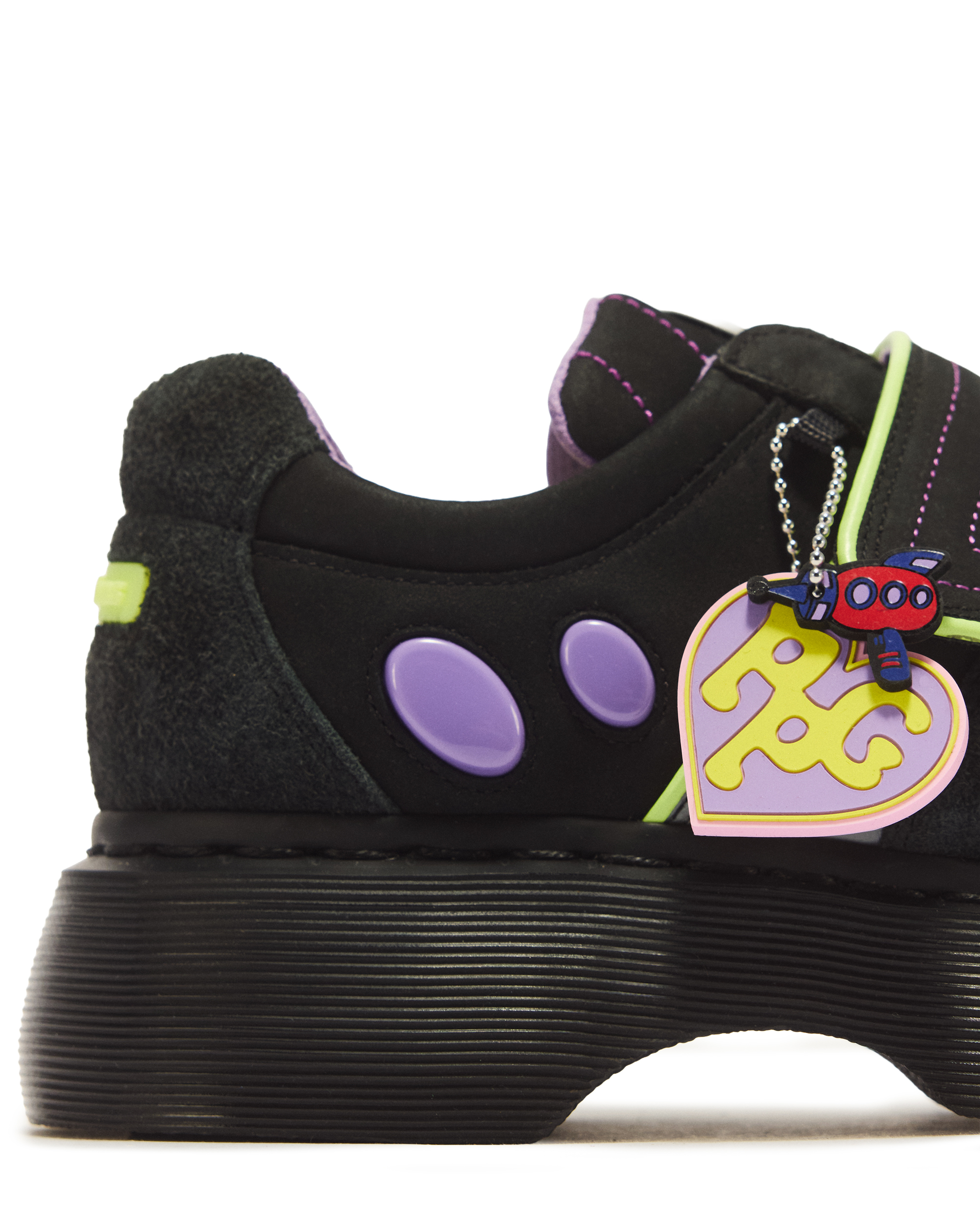 Buzz Strapのチャームとアッパーディテール