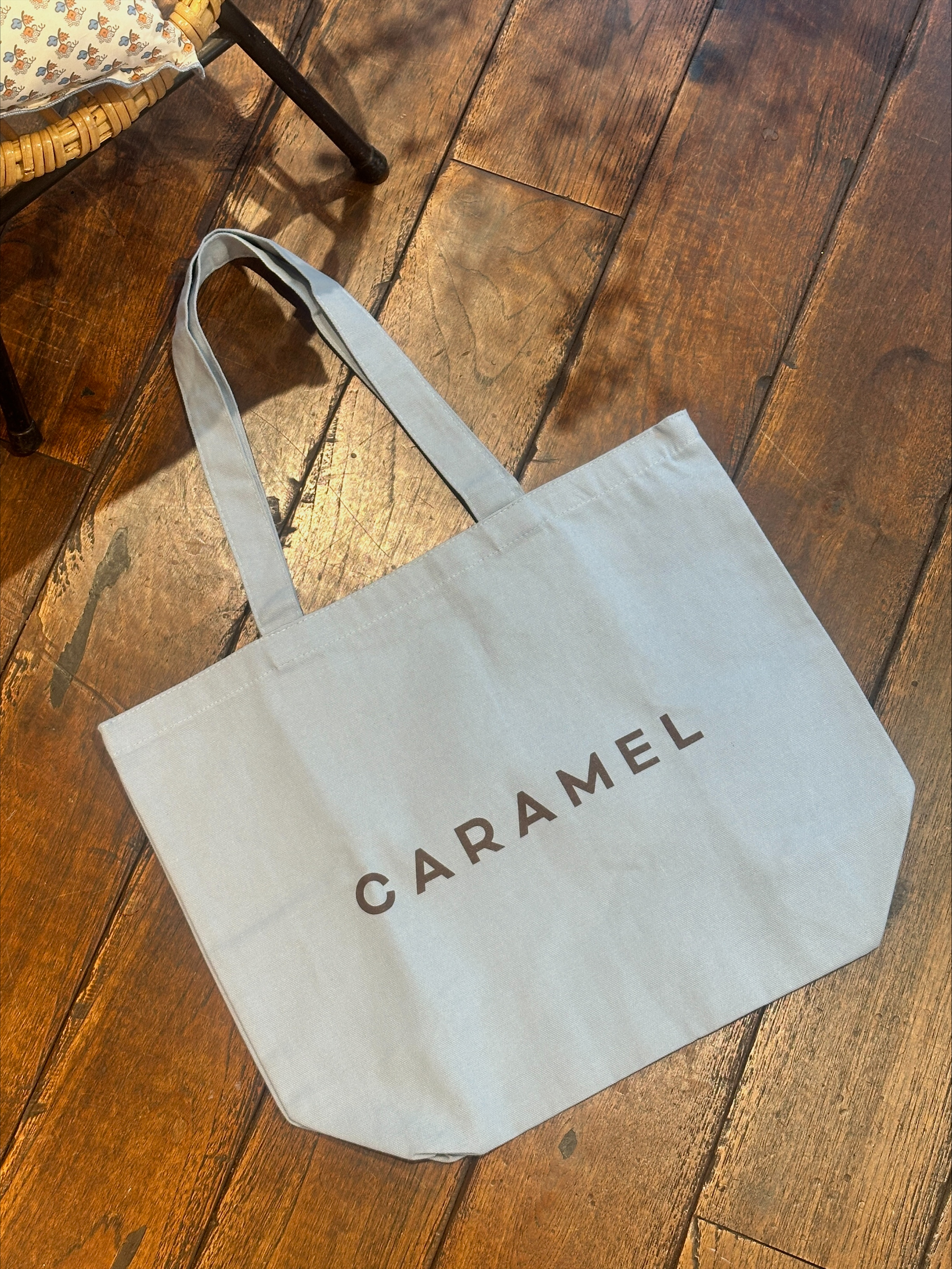 CARAMELのロゴ入りオリジナルトートバッグ