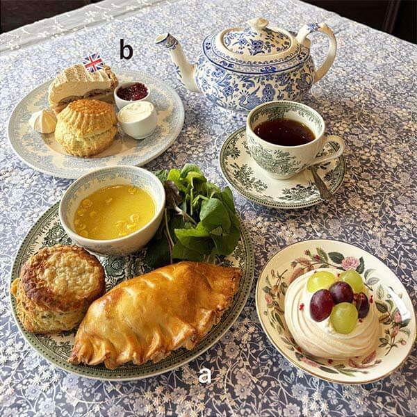 ＜紅茶と英国菓子専門店Tea Salon Blue moon（ティーサロンブルームーン）＞a.セイボリーランチプレート 3,850円 1セット［各日40セット限り］b.スコーン＆ケーキプレート 2,750円 1セット［各日40セット限り］【Part1】※8月18日（火）～8月21日（金）限定 