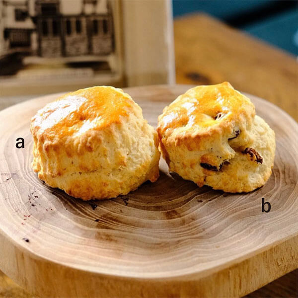 ＜Parlormade Café and Scone House＞（パーラメイド カフェ アンド スコーンハウス）a.プレーンスコーン 454円 b.フルーツスコーン 508円 各1個［各日各100点限り］【Part1】