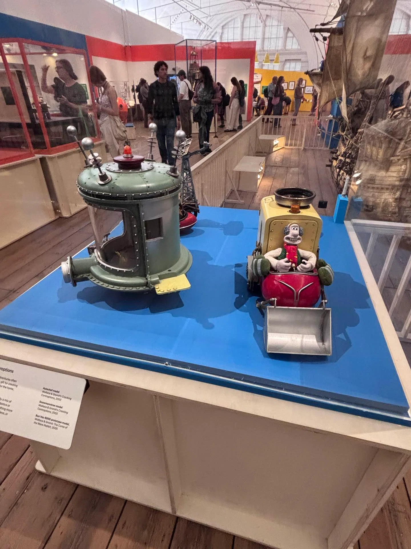 最先端技術と古典的機構が組み合わされた発明品ディテール