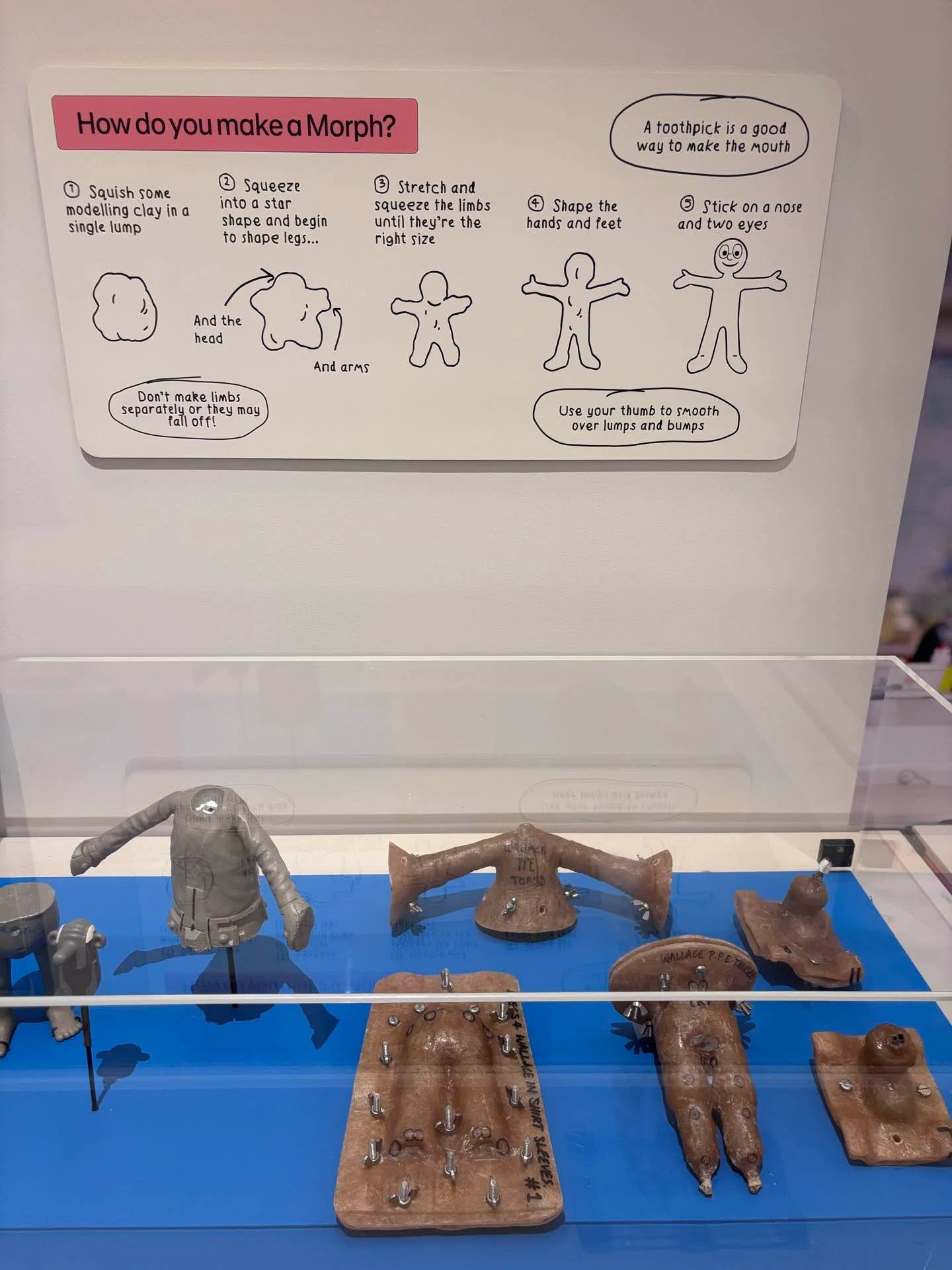 クレイモデル「モーフ」の作り方を解説した展示