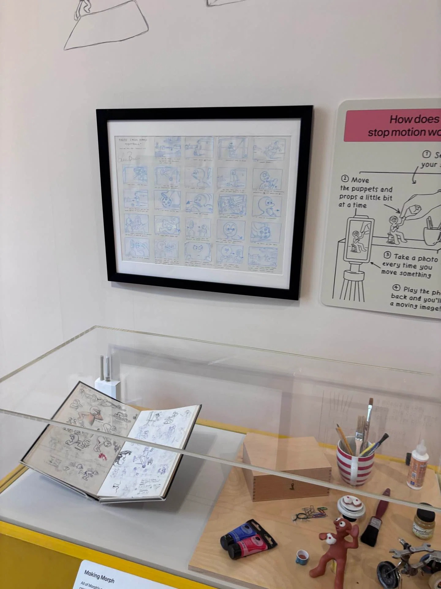 キャラクター「モーフ」の制作手順を紹介する展示パネル