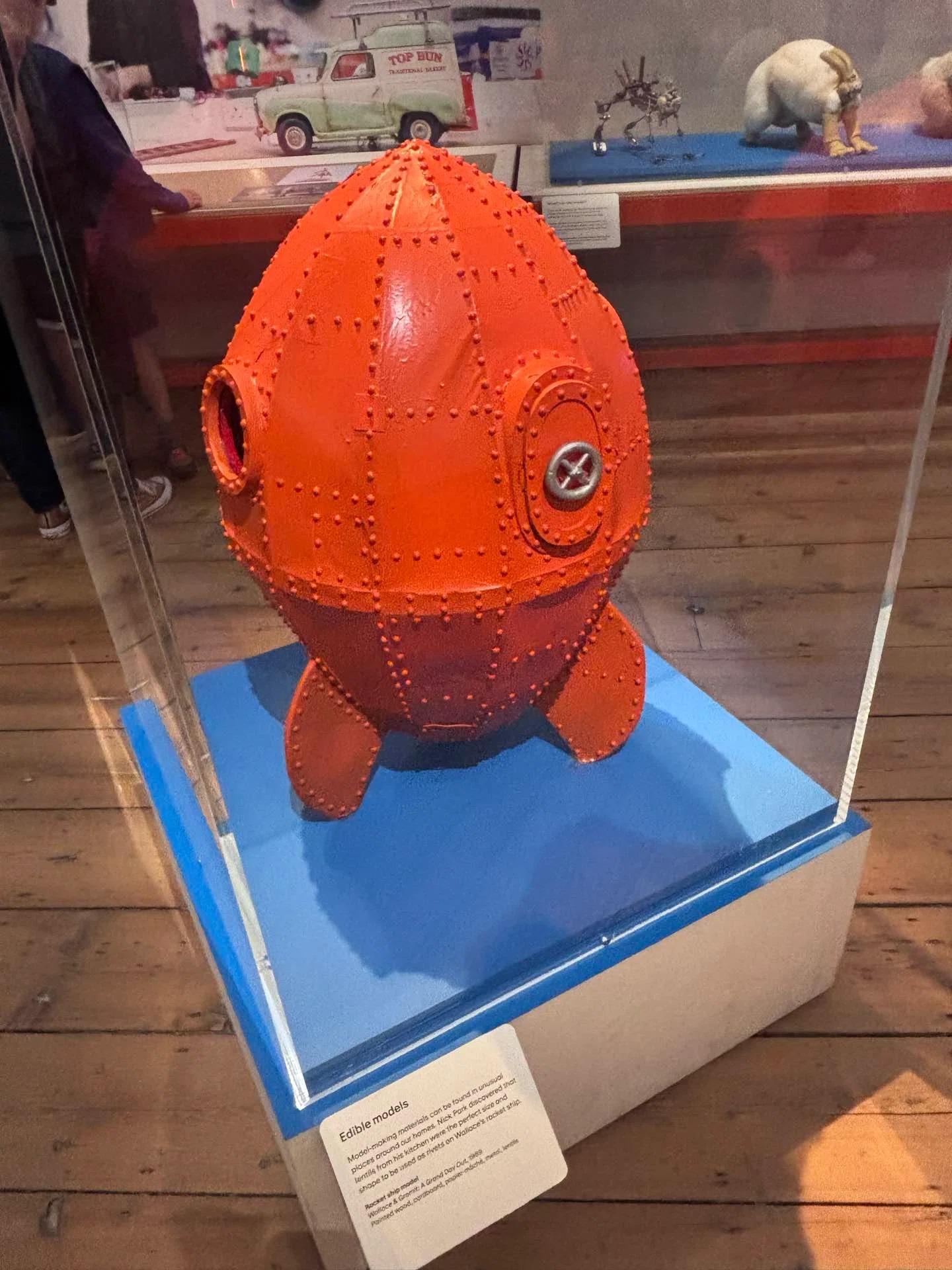 鋲にレンズ豆が使われた宇宙ロケットの模型
