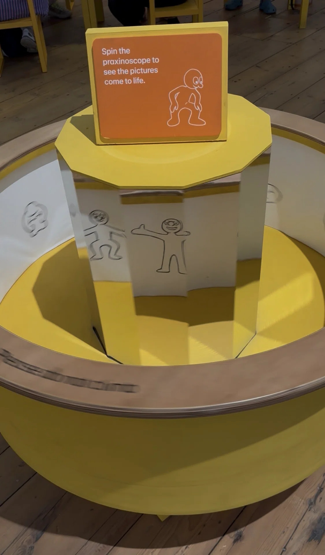 回転させて絵を動かすアニメーション装置プラキシノスコープ