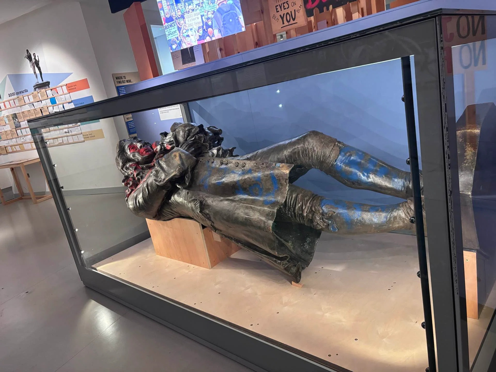 M Shedに展示されているコルストン像の実物