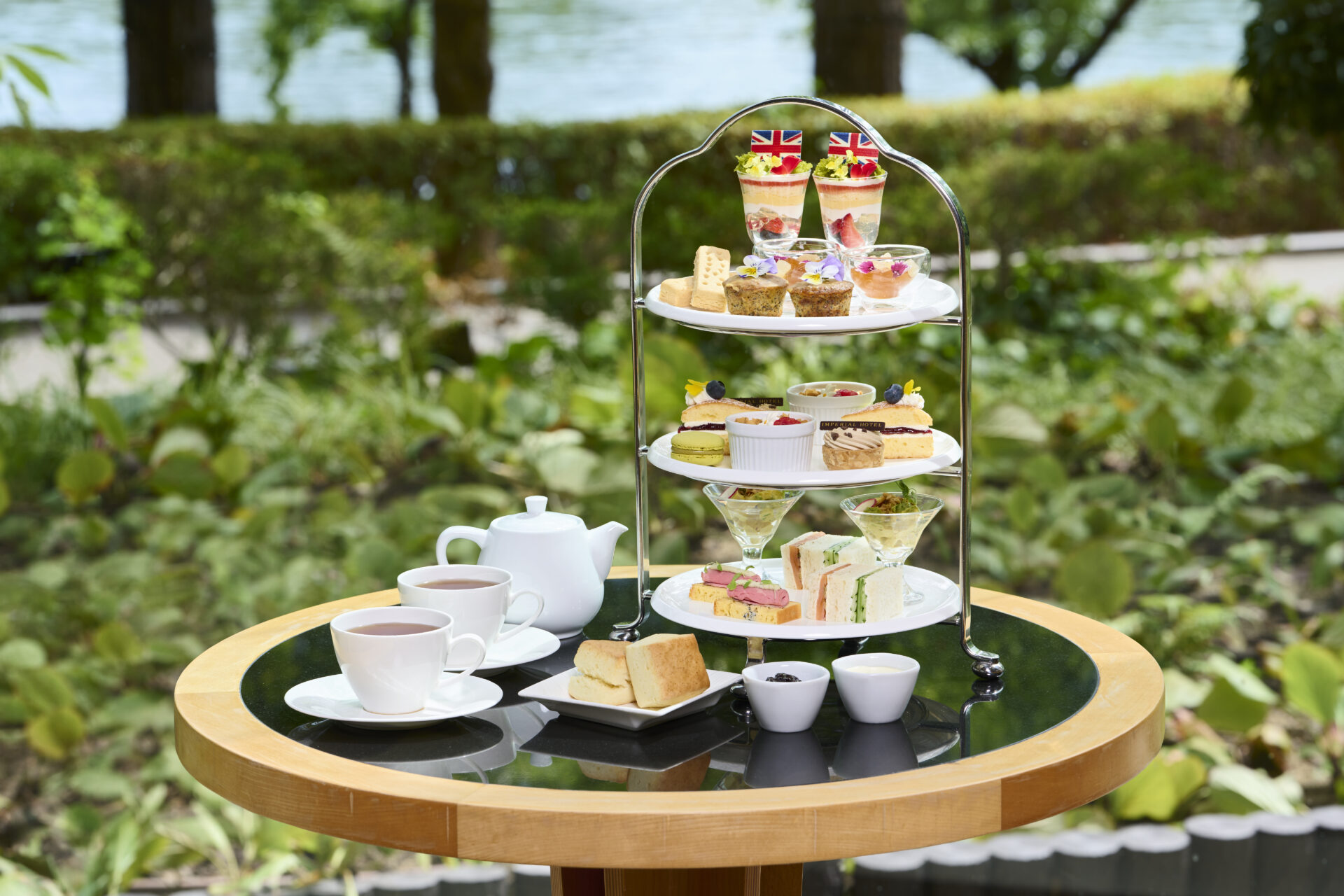 英国アフタヌーンティーのスタンド全体と紅茶セット