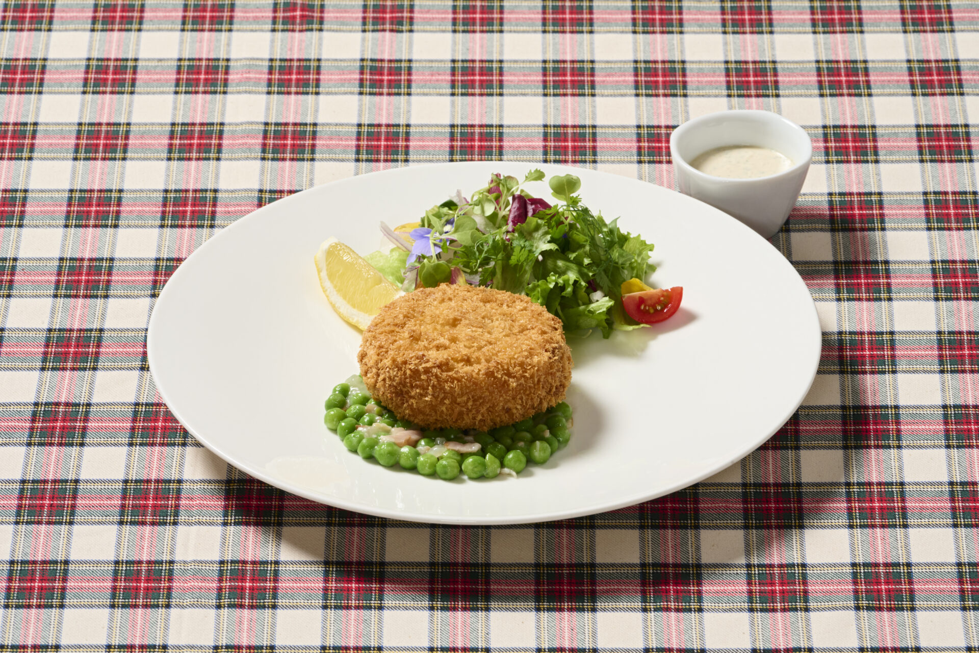 スモークサーモンのフィッシュケーキ ディル香るサワークリーム