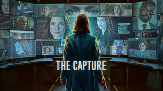 モニター群の前に立つコート姿の女性の後ろ姿とTHE CAPTUREのロゴ