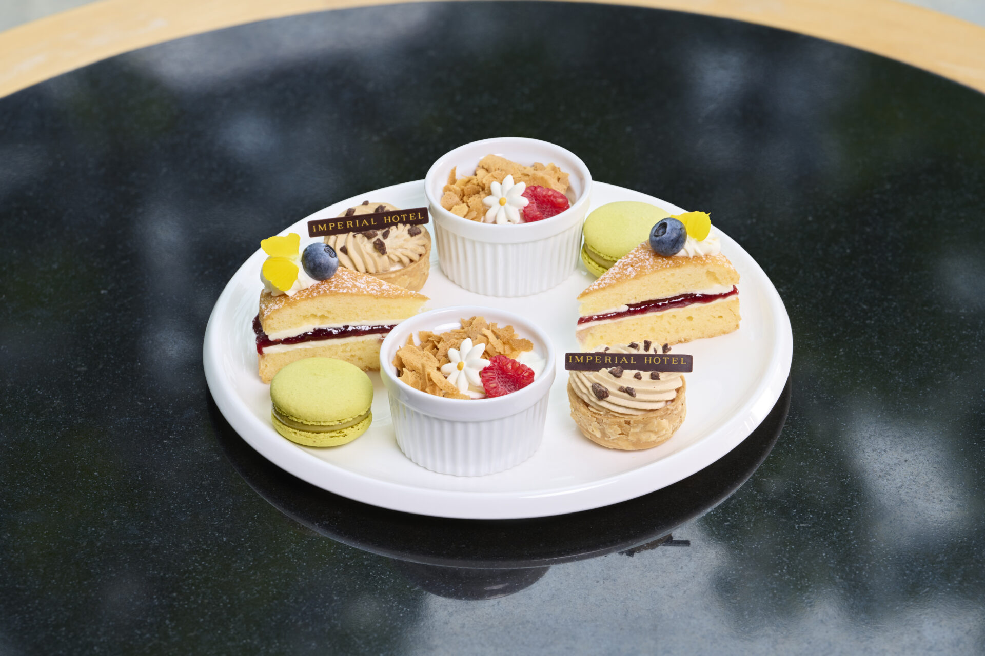 英国アフタヌーンティーの中段ケーキと焼き菓子