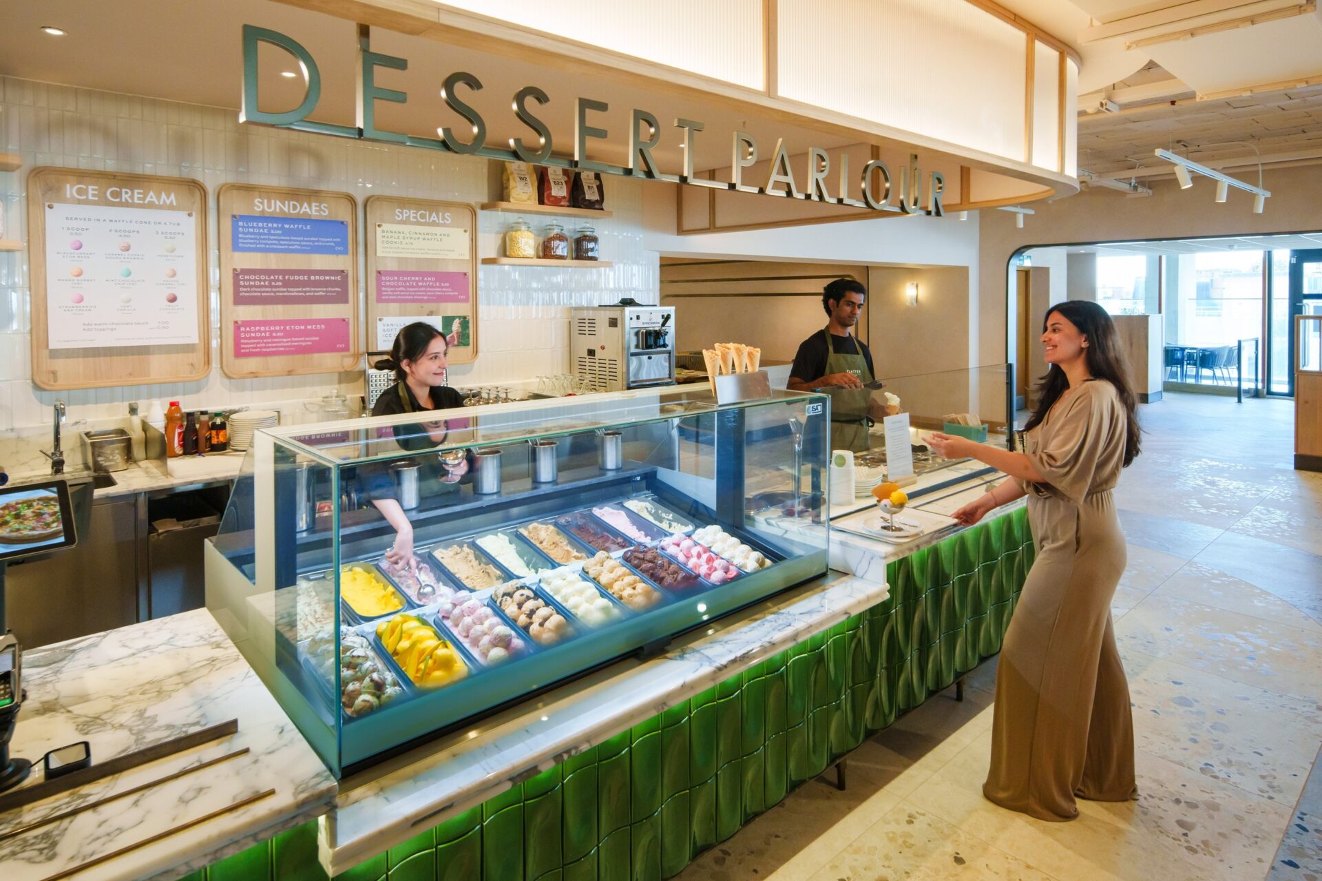 アイスクリームのショーケースが並ぶデザートパーラー