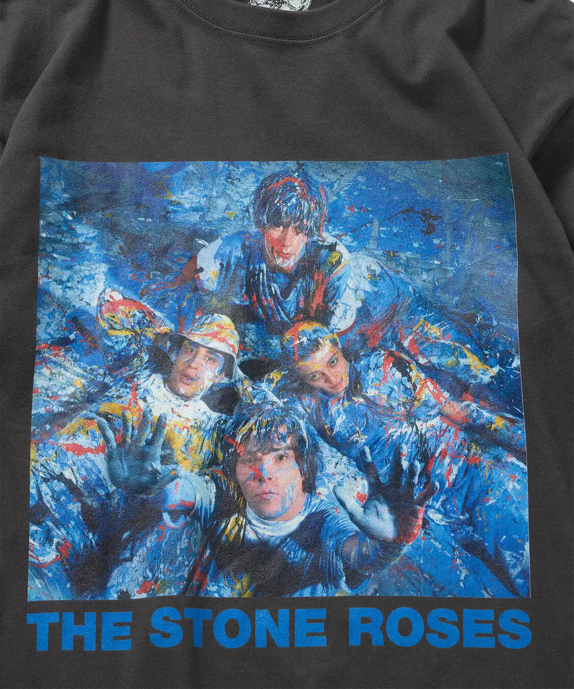 ブラックTシャツのフロントプリント詳細