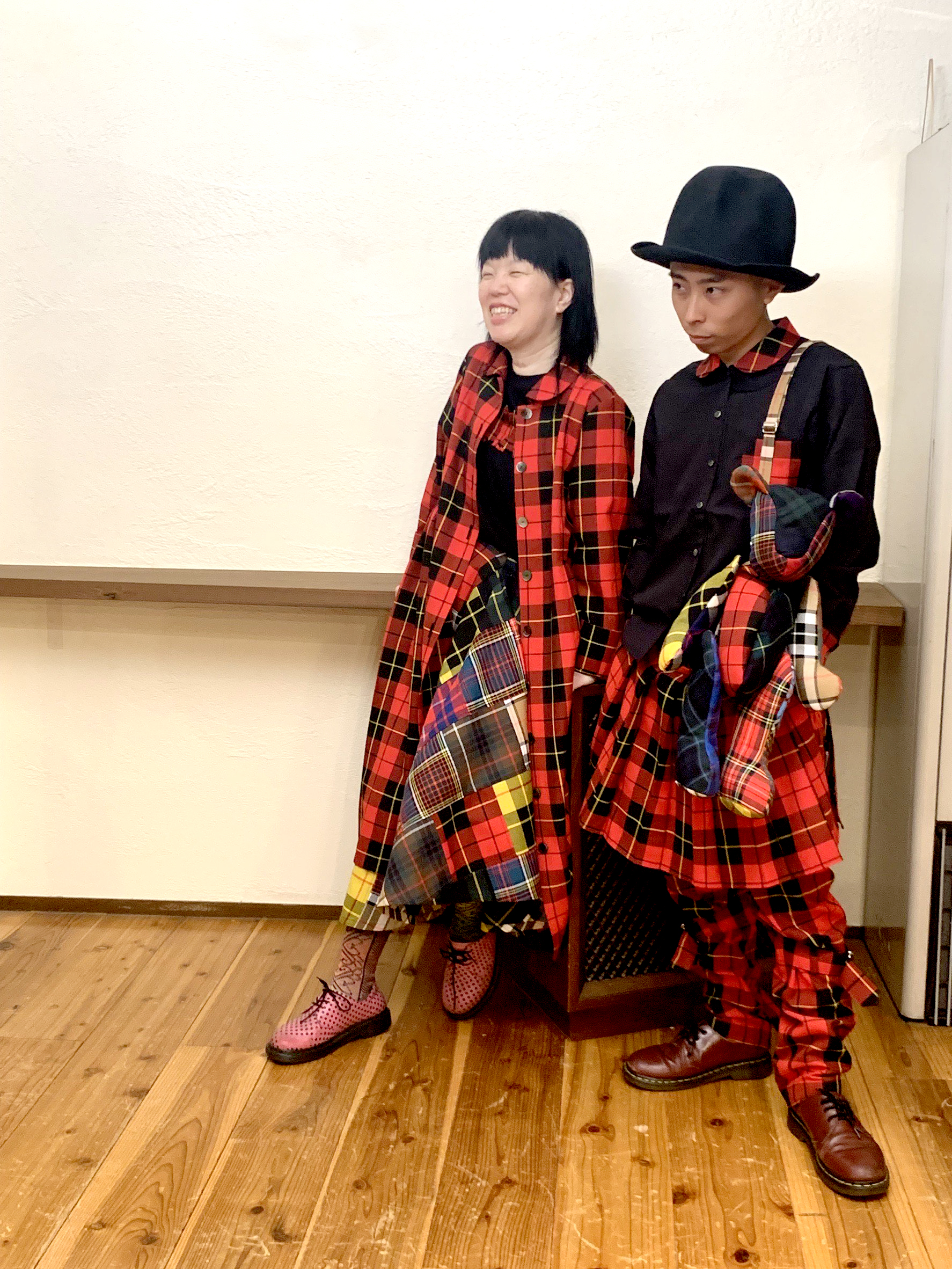 チェック柄の衣装を着た2人組とタータンチェックのベア