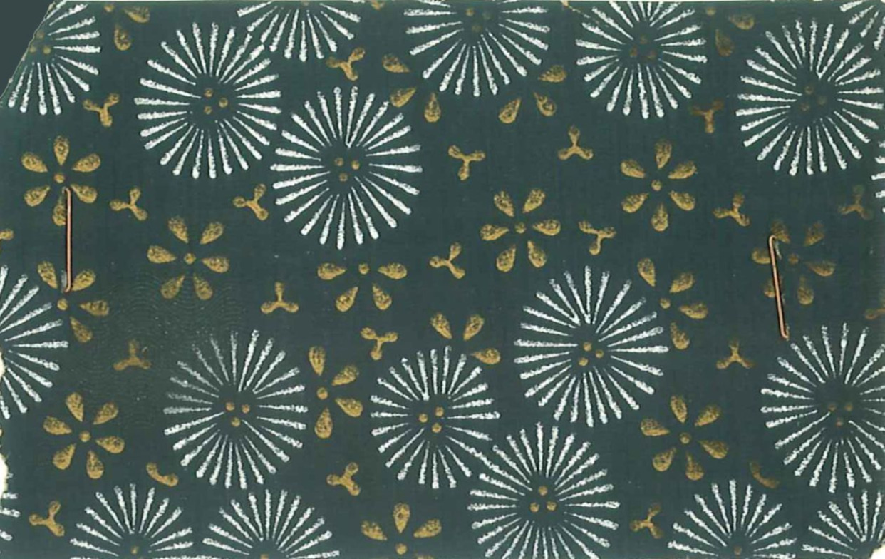 濃色地に放射状の花や点文様が描かれた生地見本