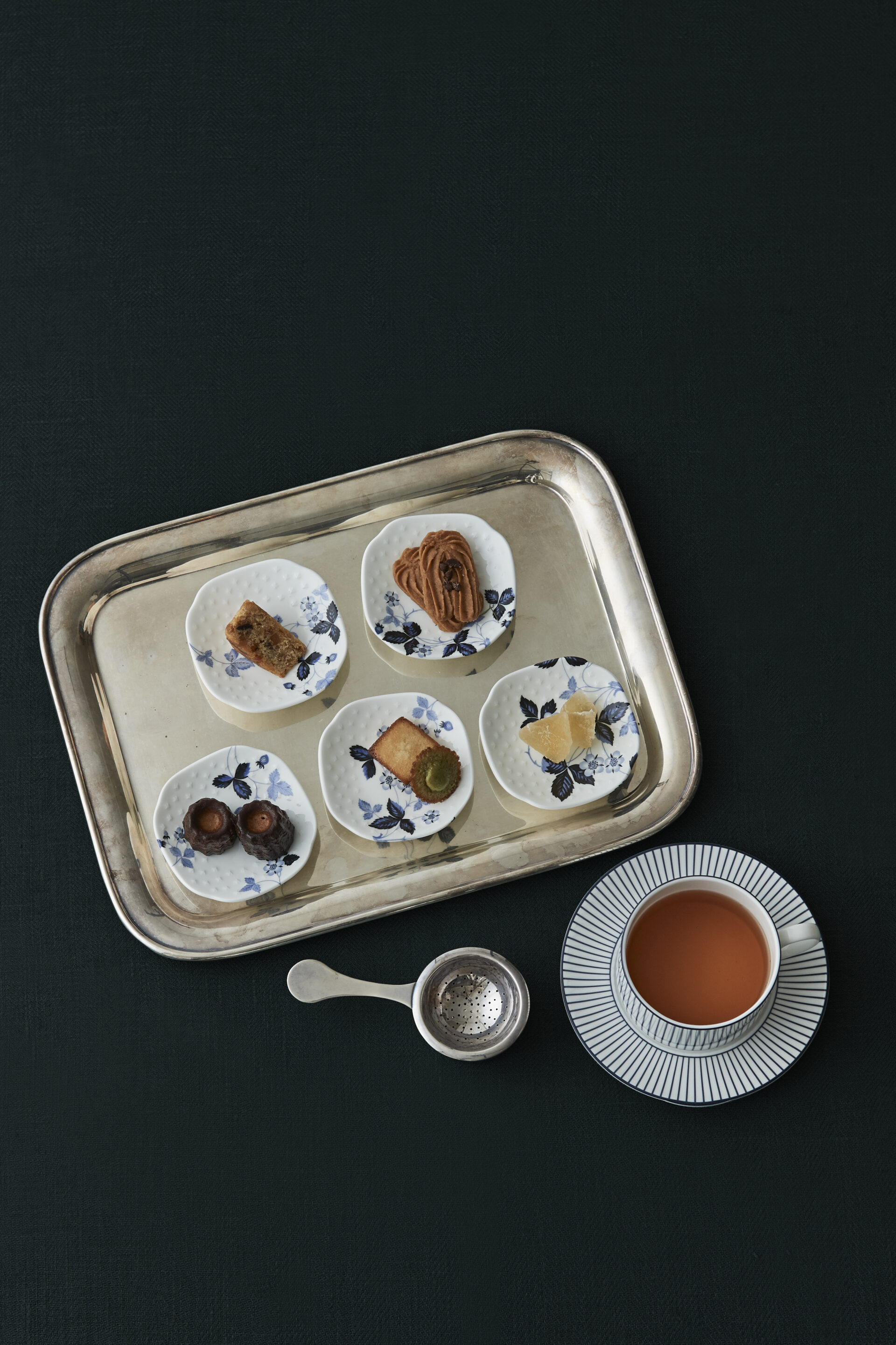 銀色トレイに並ぶストロベリー インクブルーのマメザラとお茶のセット
