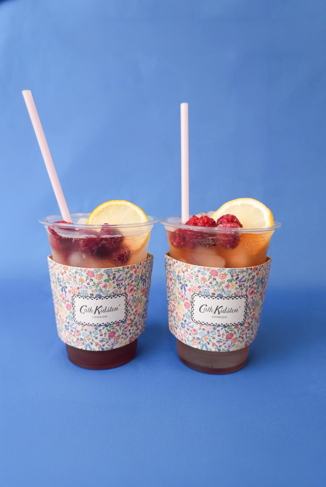 花柄スリーブが巻かれたフルーティーコーディアル ティーソーダ
