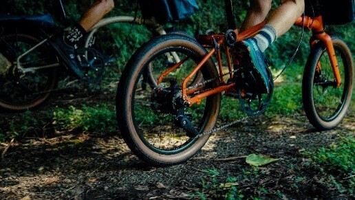 ブロンプトンGラインのワイドタイヤと外装変速ディレイラーの足回りディテール