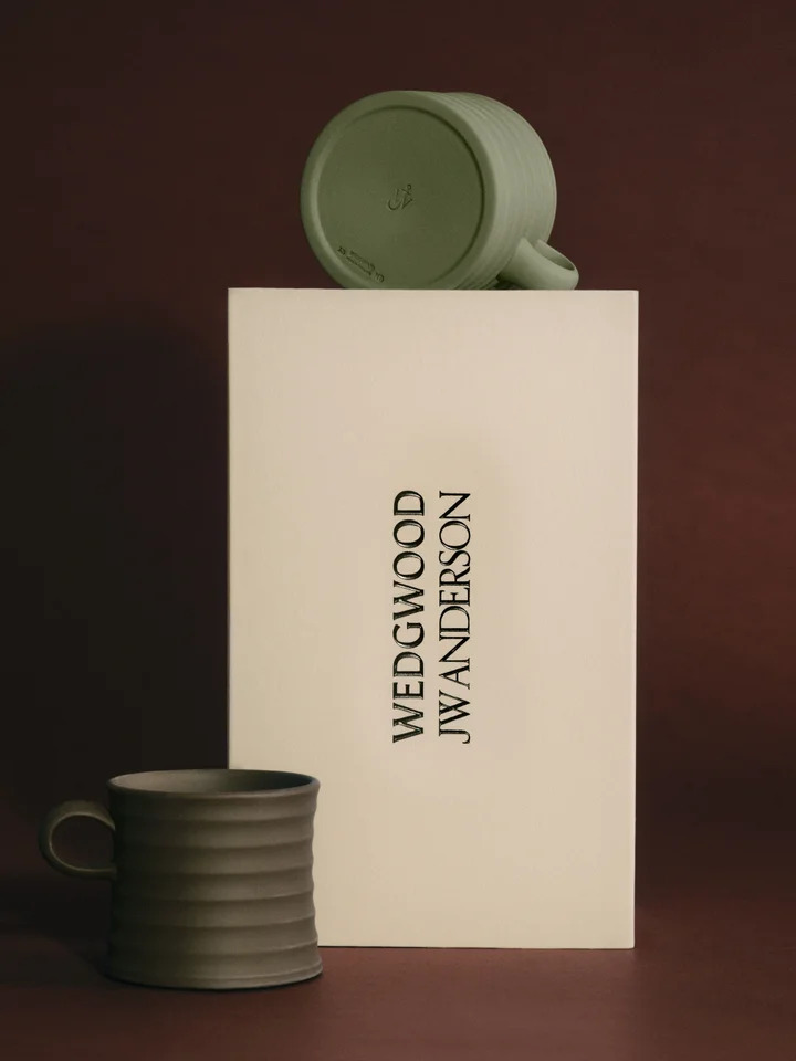 WEDGWOOD JW ANDERSONのロゴ入りボックスとマグカップ