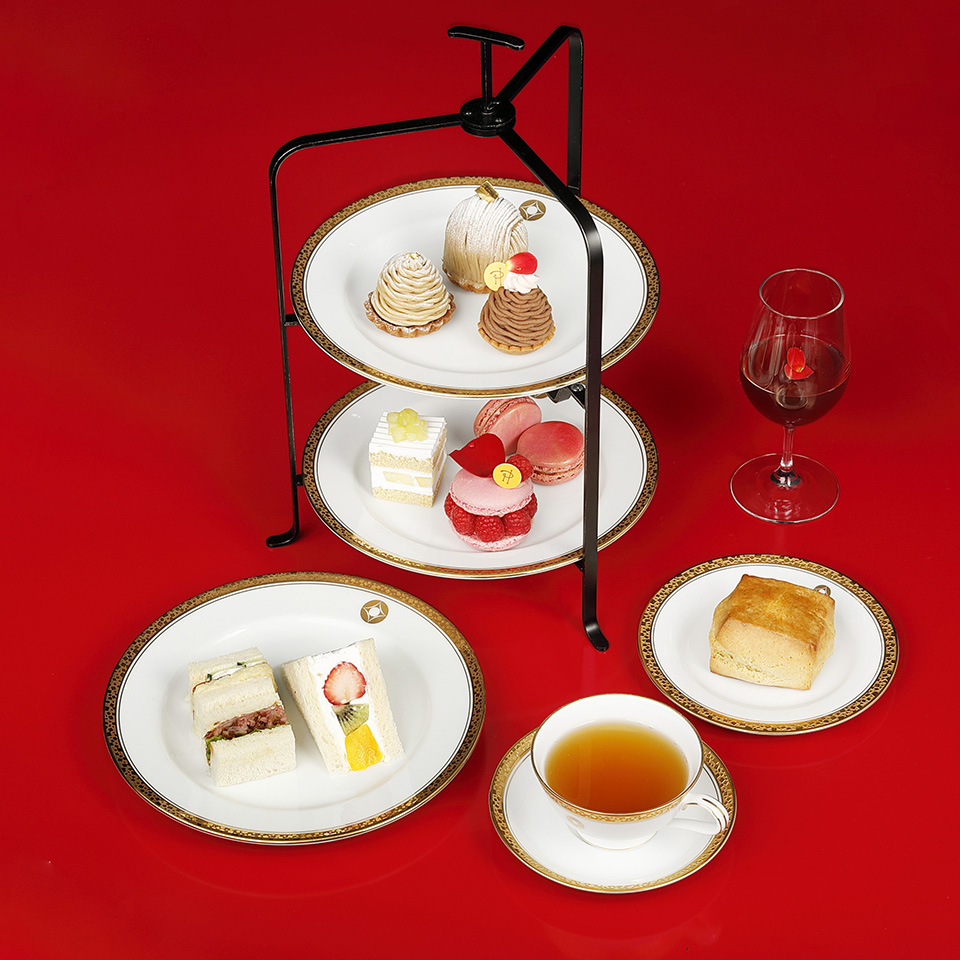 スタンドに並んだモンブランやマカロンと紅茶のアフタヌーンティーセット
