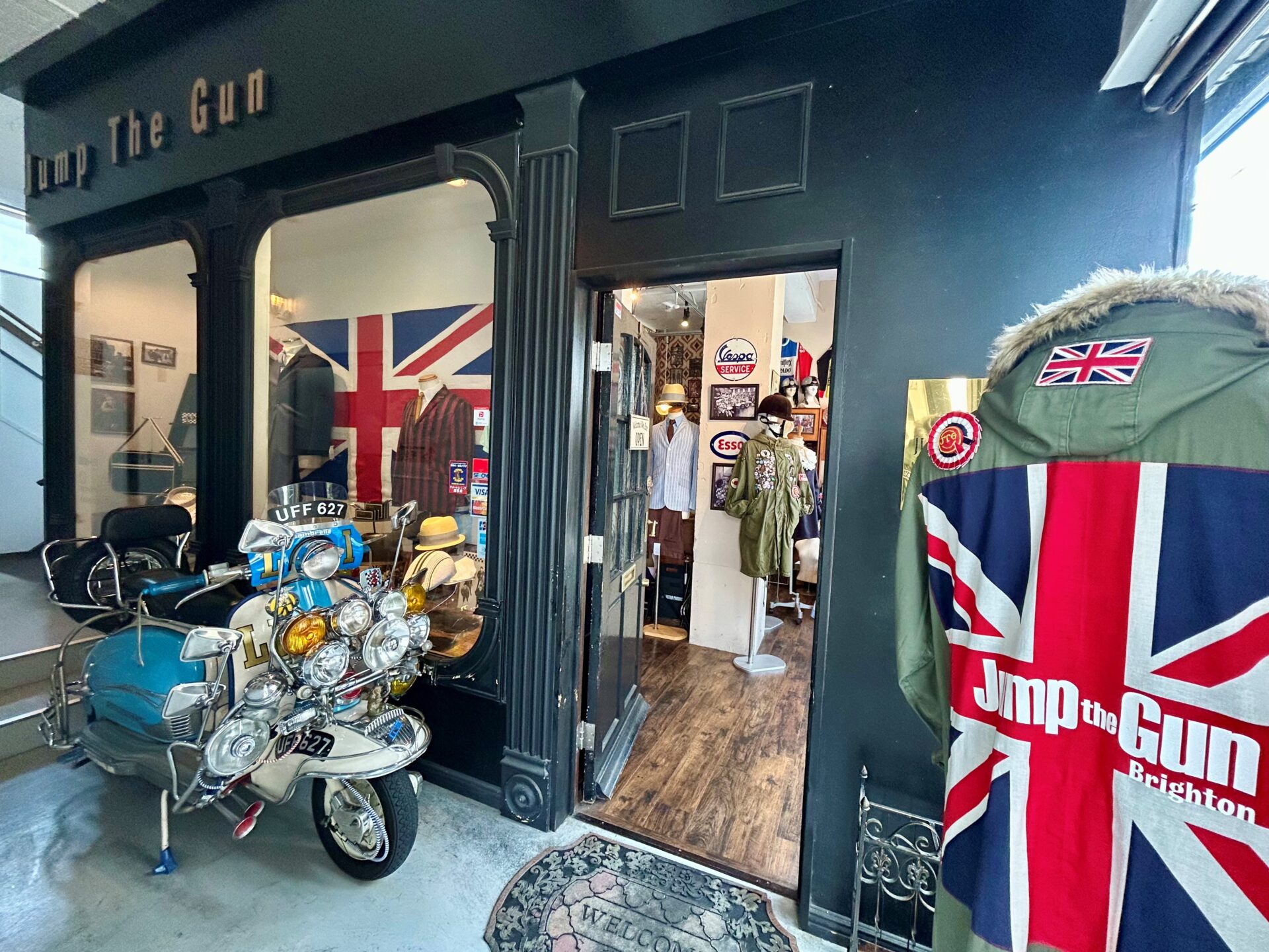 ユニオンジャックのアウターやスクーターが置かれたJump the Gun JAPANの店頭