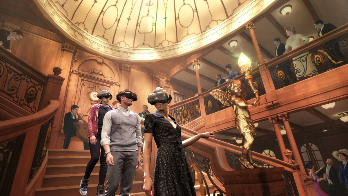 タイタニック号の大階段をVRヘッドセットを装着して見学する参加者たち