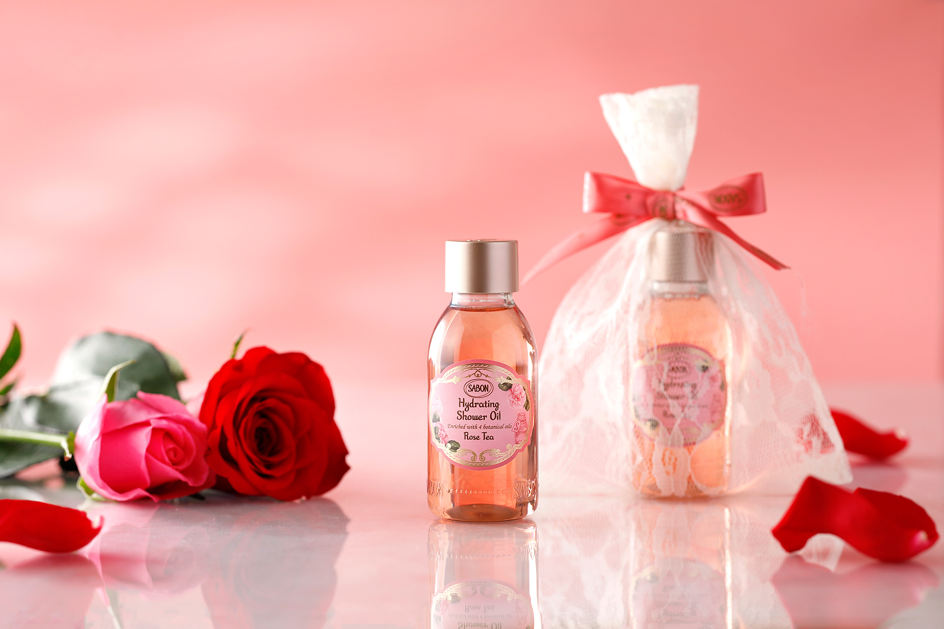 SABONハイドレイティングシャワーオイルのローズティーボトルと薔薇の花