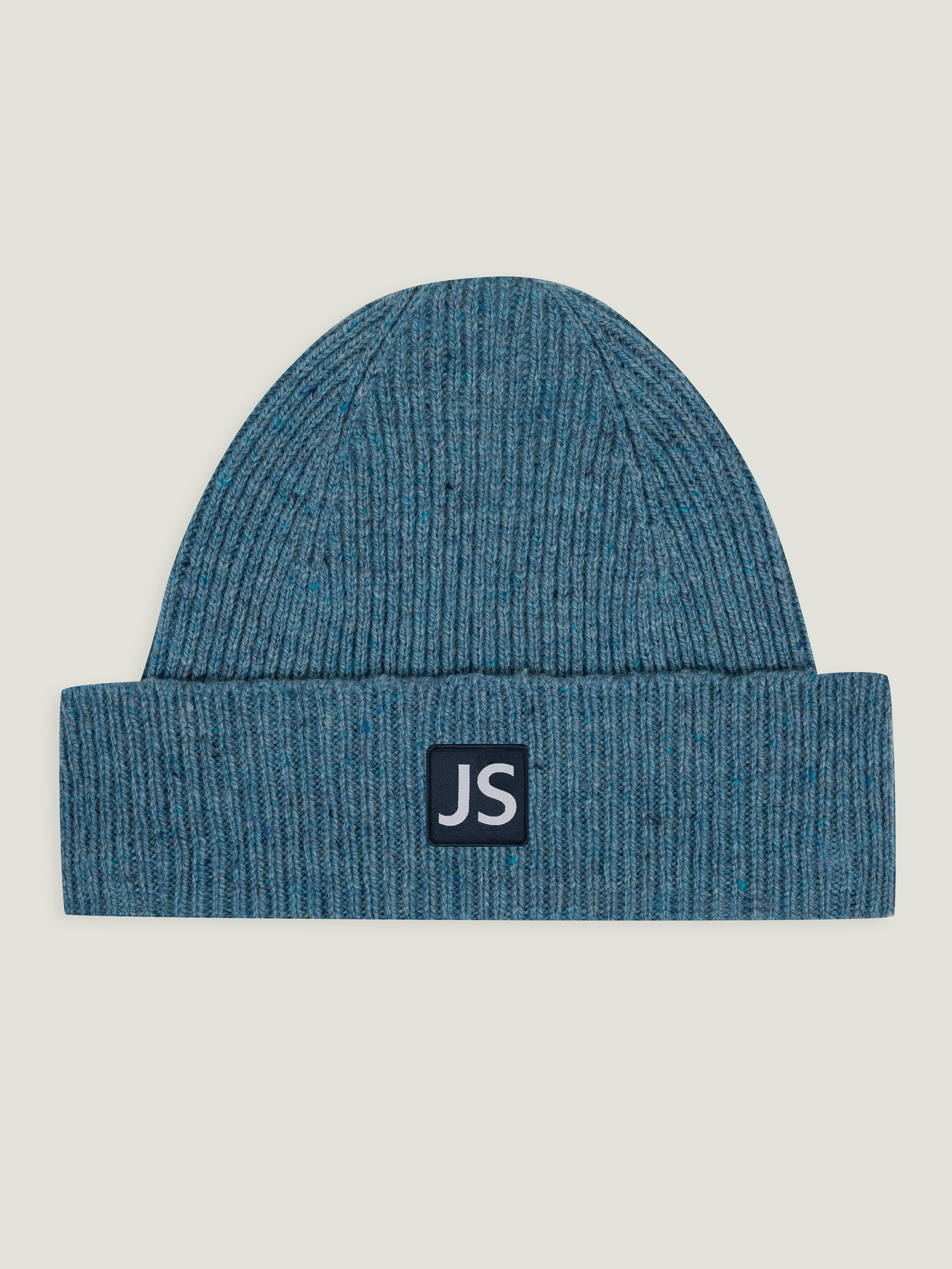 JSロゴパッチが付いたブルーのニットキャップ