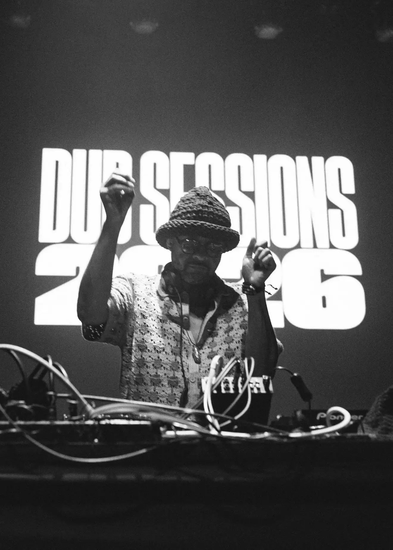 DJブースで観客を沸かせるナイトメアズ・オン・ワックス