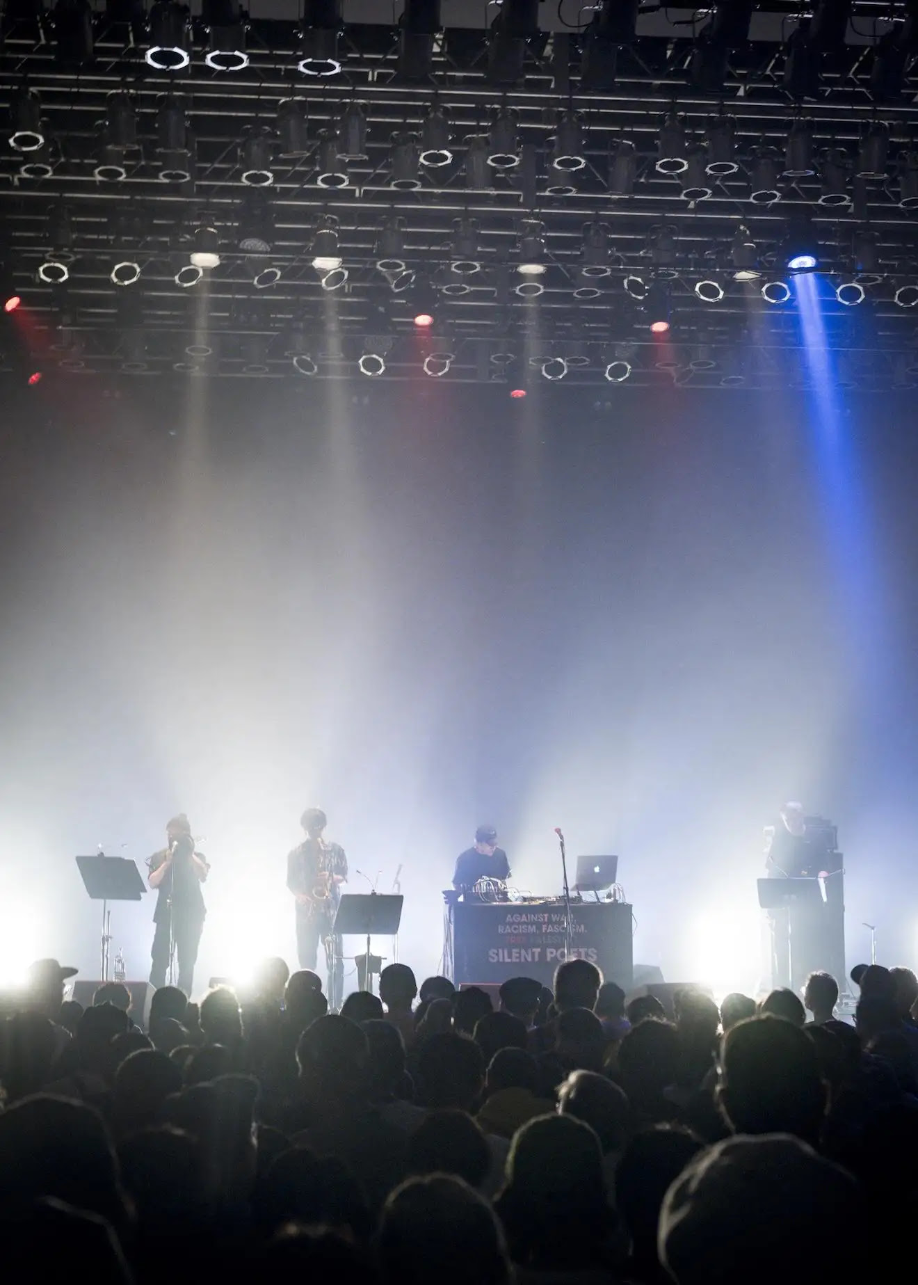SILENT POETSのステージパフォーマンス