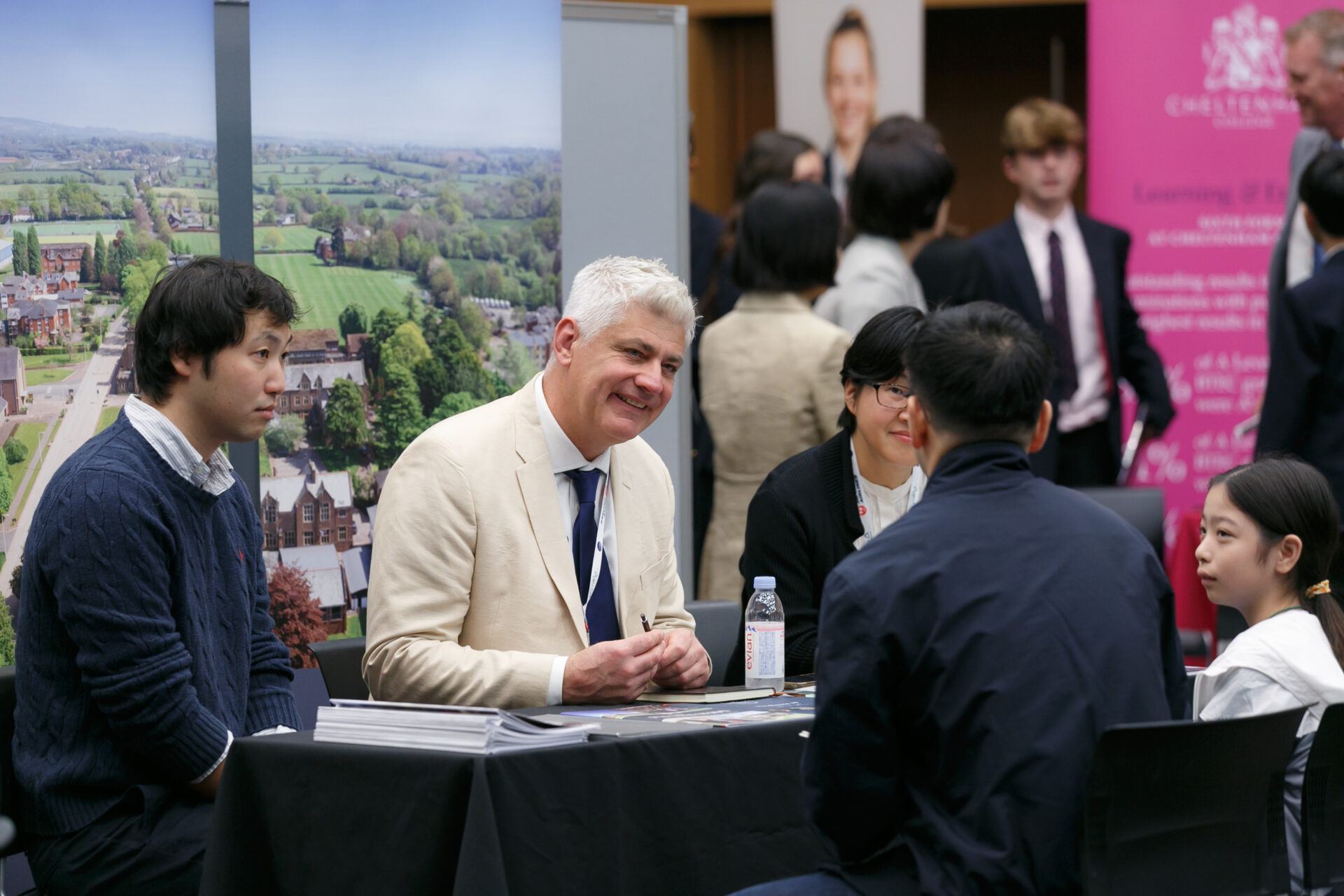 個別相談ブースで来場者と対面で話す英国ボーディングスクールの関係者