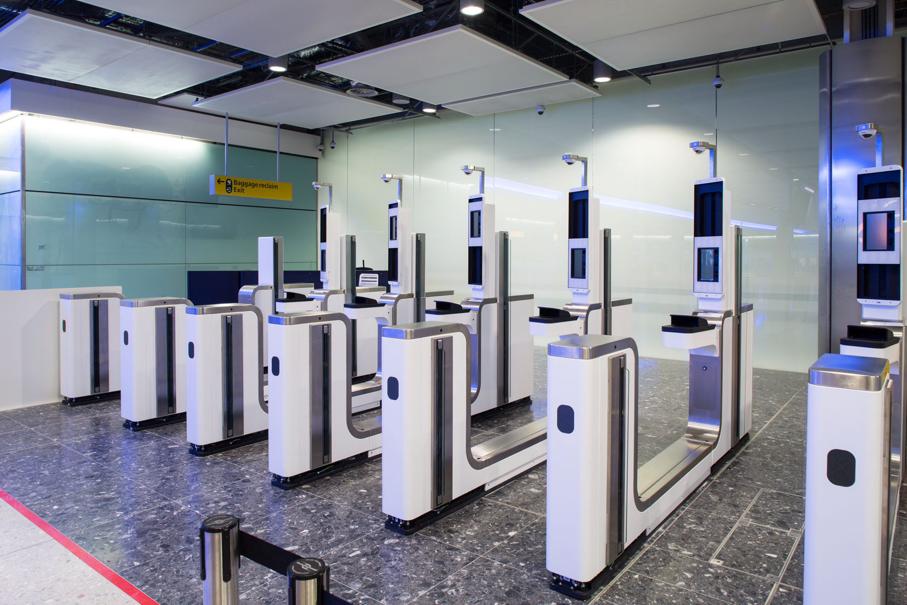 イギリスの空港入国審査場に並ぶ最新の自動化ゲート（eGate）設備と顔認証用カメラ