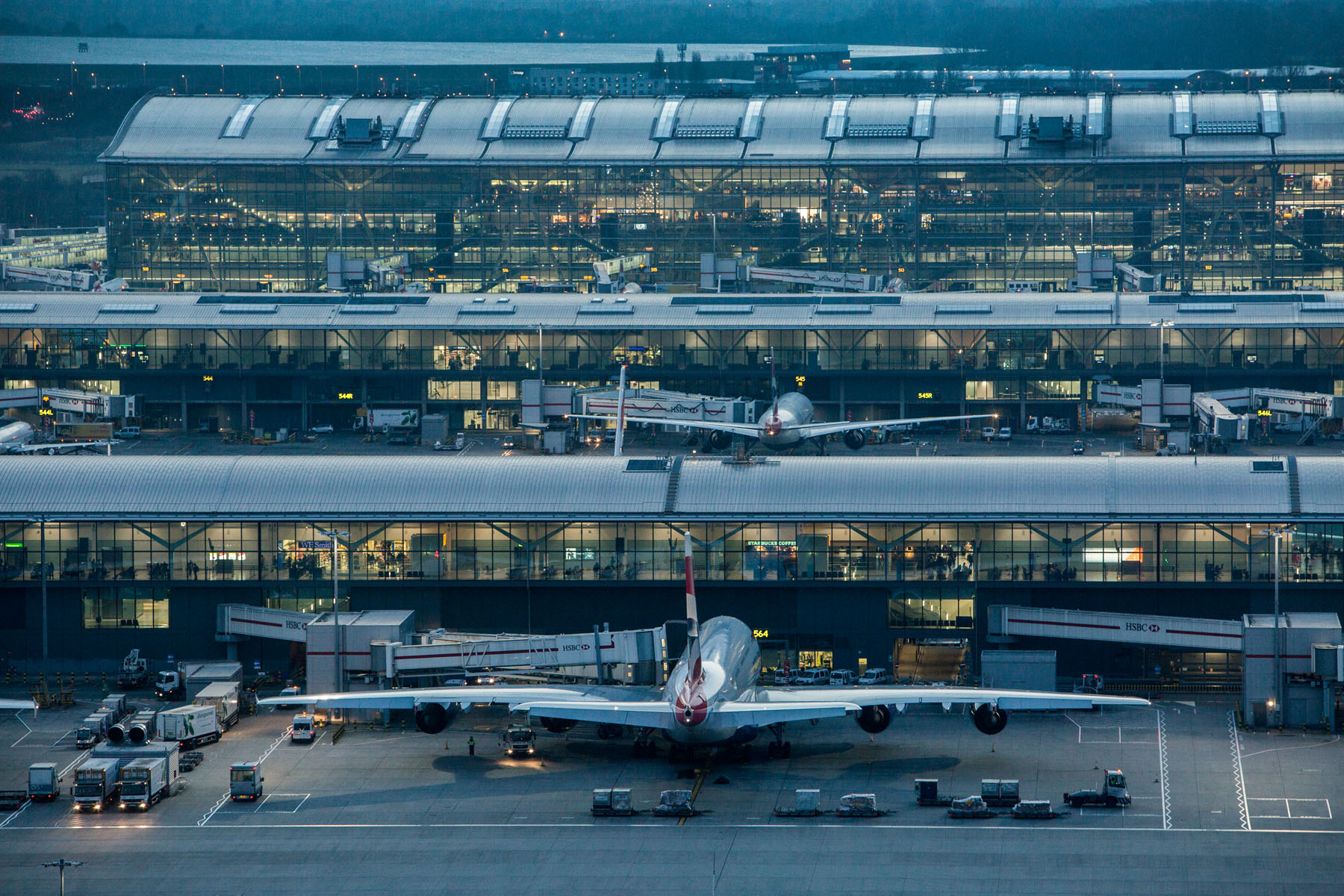 ロンドン・ヒースロー空港のターミナルと駐機する航空機