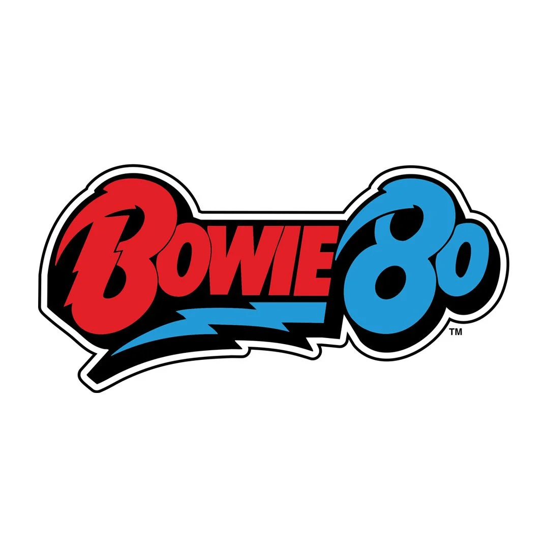 赤と青のグラフィティ調で描かれたBOWIE 80の公式記念ロゴ