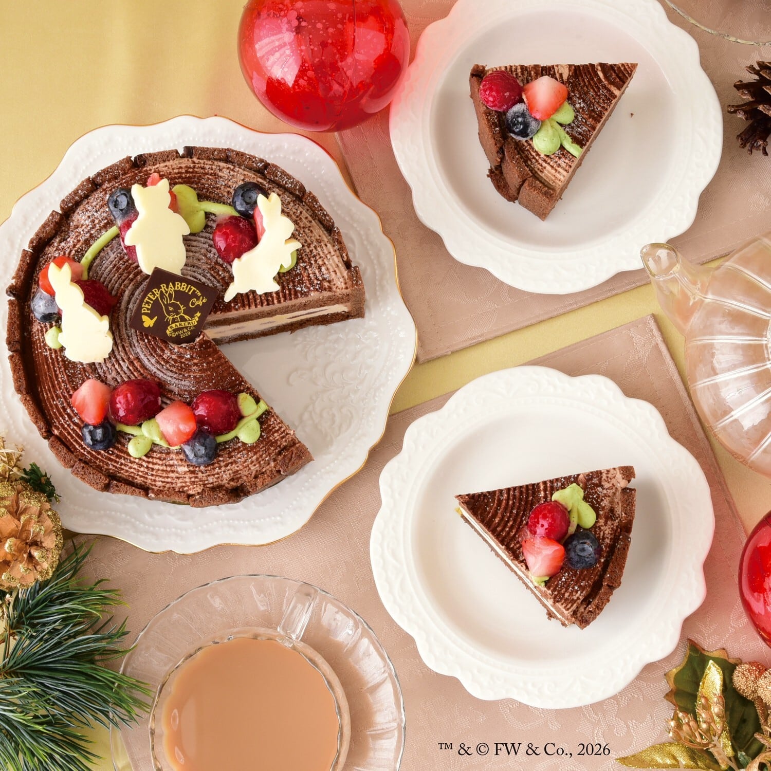カットされたピーターラビットの切り株クリスマスケーキと紅茶