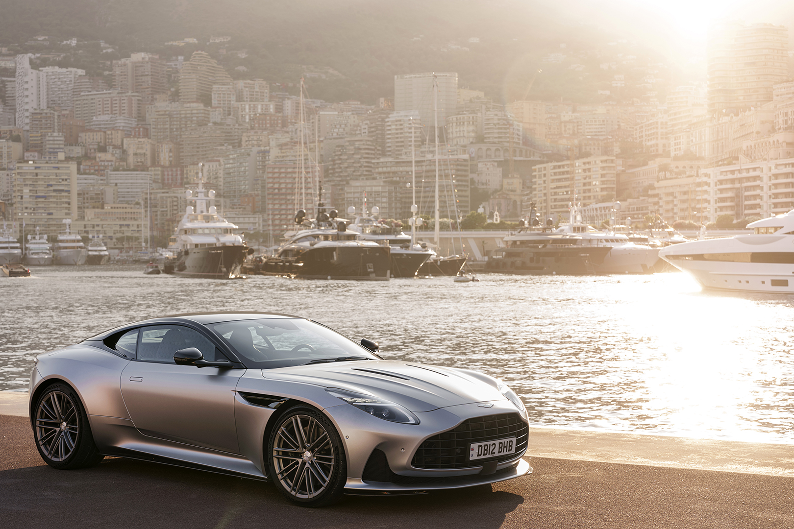 アストンマーティン最新車両DB12