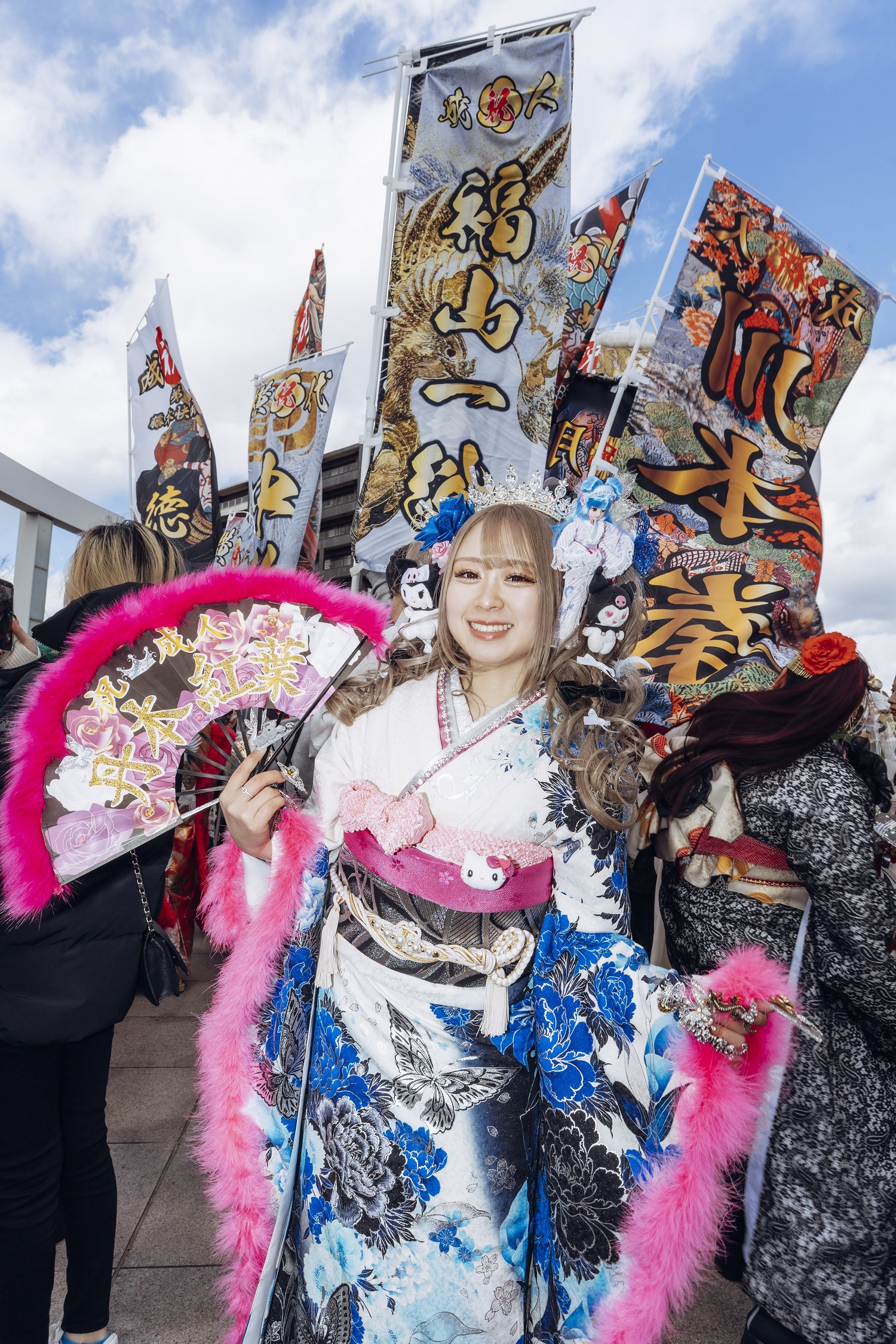 扇子を持ち華やかな衣装を身にまとった新成人の姿