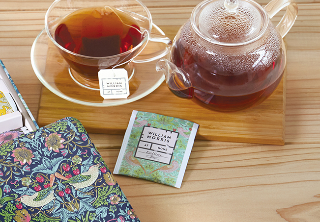 ガラスポットで淹れた紅茶と個包装のティーバッグ