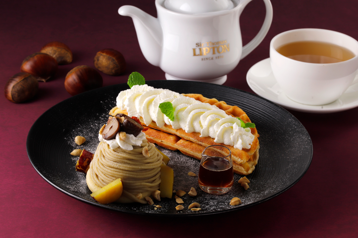 ポットの紅茶とともに提供される四条店限定の和栗のモンブランワッフル