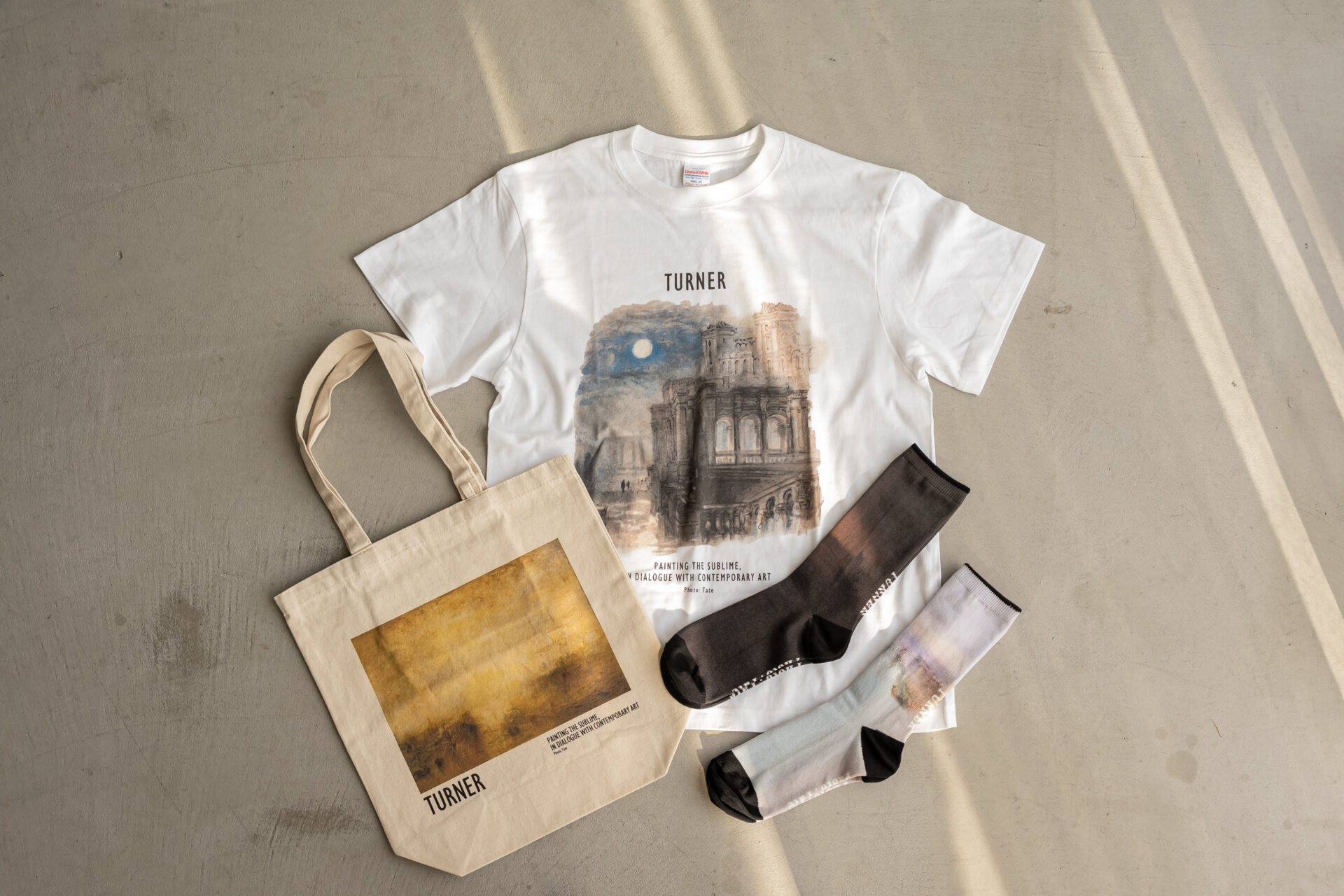 ターナー作品をあしらったTシャツやトートバッグなどのグッズ